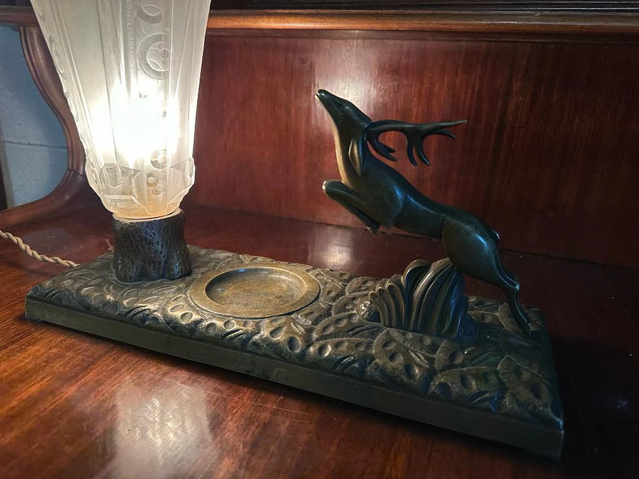 Lampada da tavolo Art Déco con cerbiatto in bronzo e vetro 1