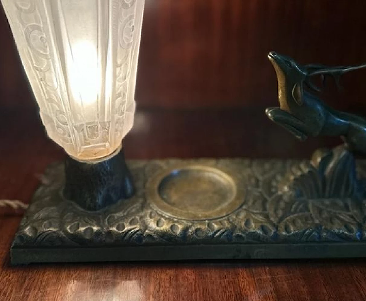 Lampada da tavolo Art Déco con cerbiatto in bronzo e vetro 3