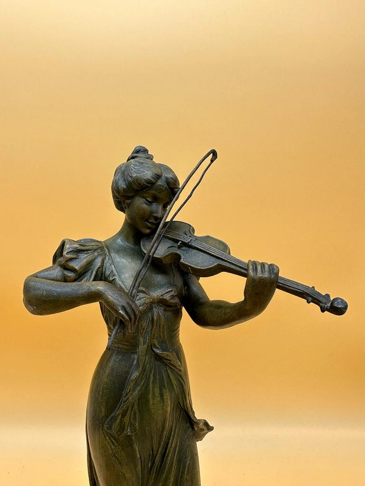 Gregoire, fanciulla che suona il violino, scultura in bronzo 2