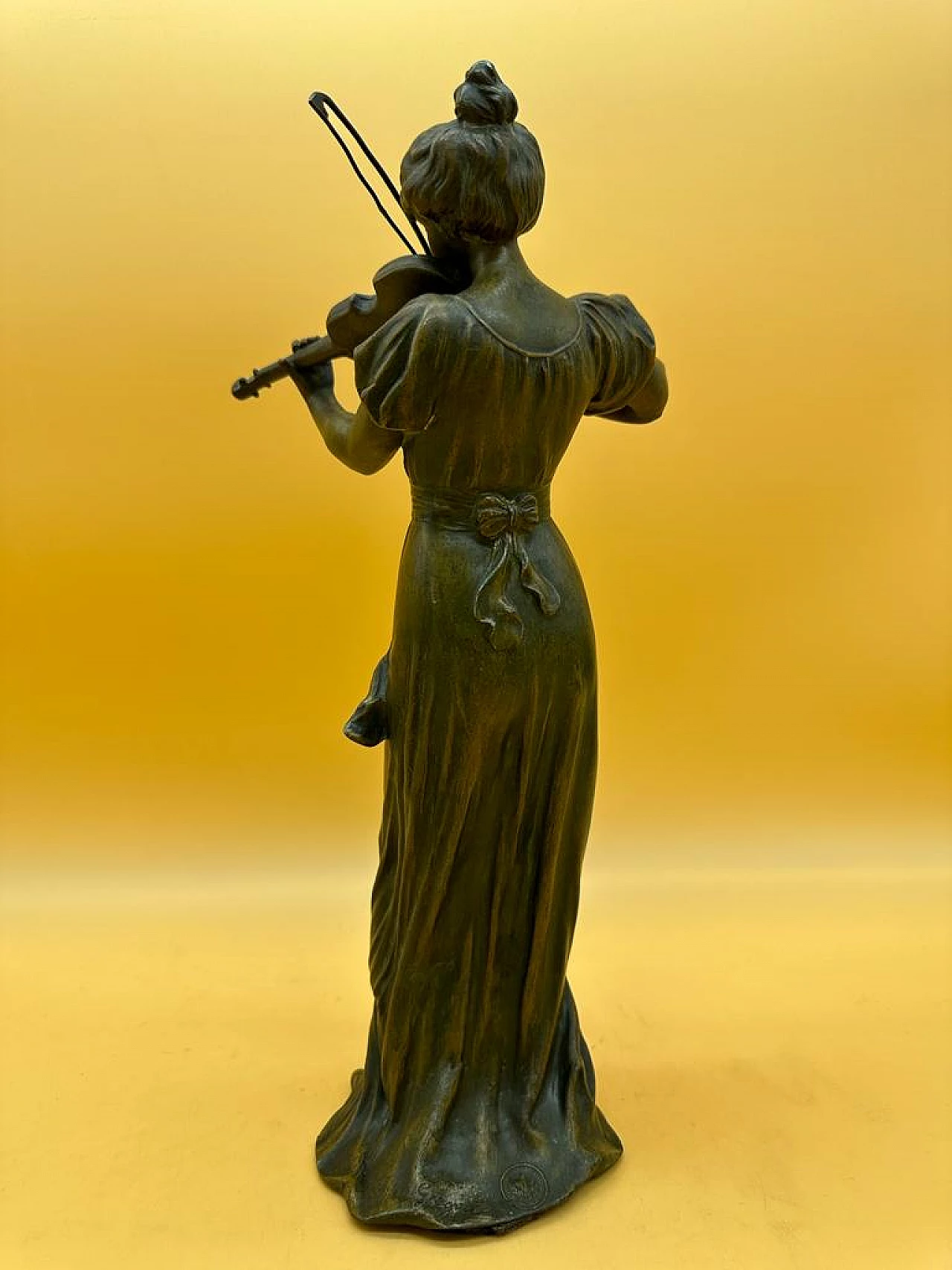 Gregoire, fanciulla che suona il violino, scultura in bronzo 3