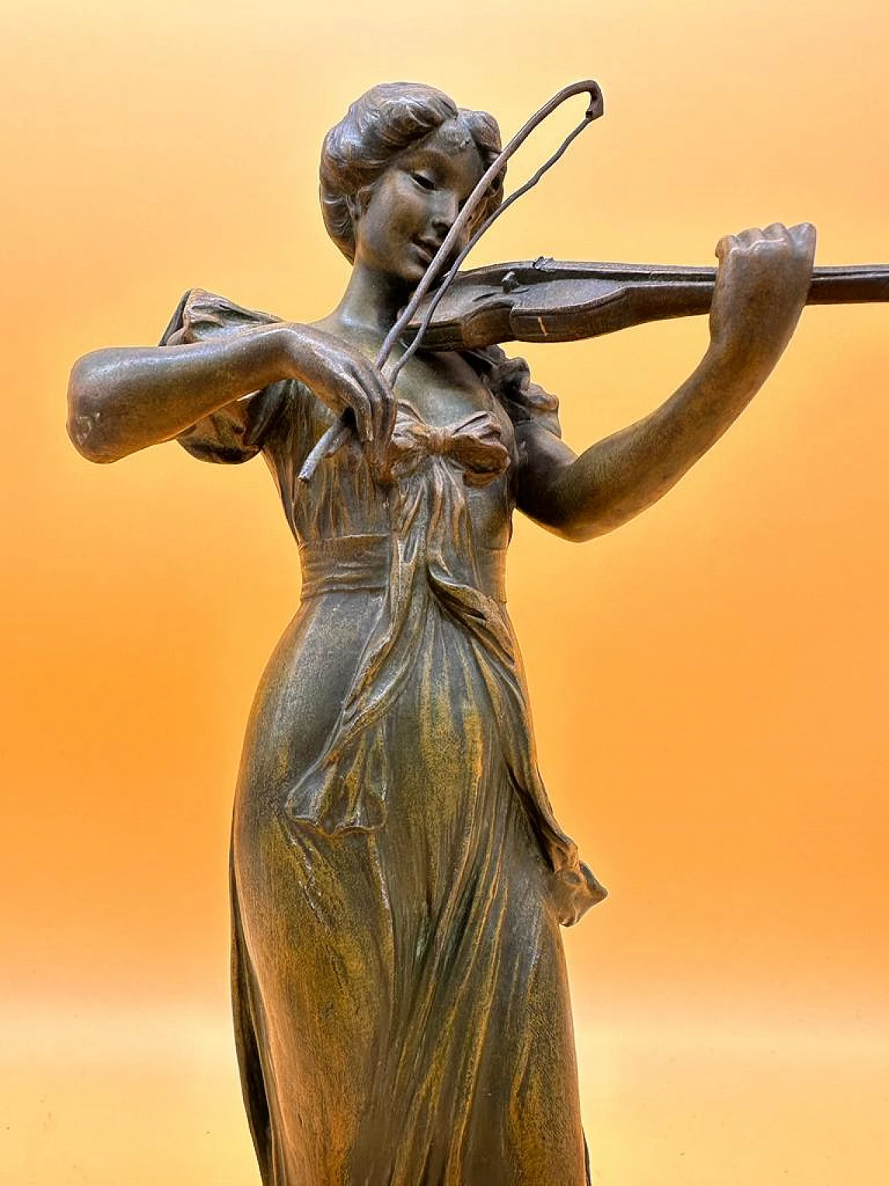 Gregoire, fanciulla che suona il violino, scultura in bronzo 4