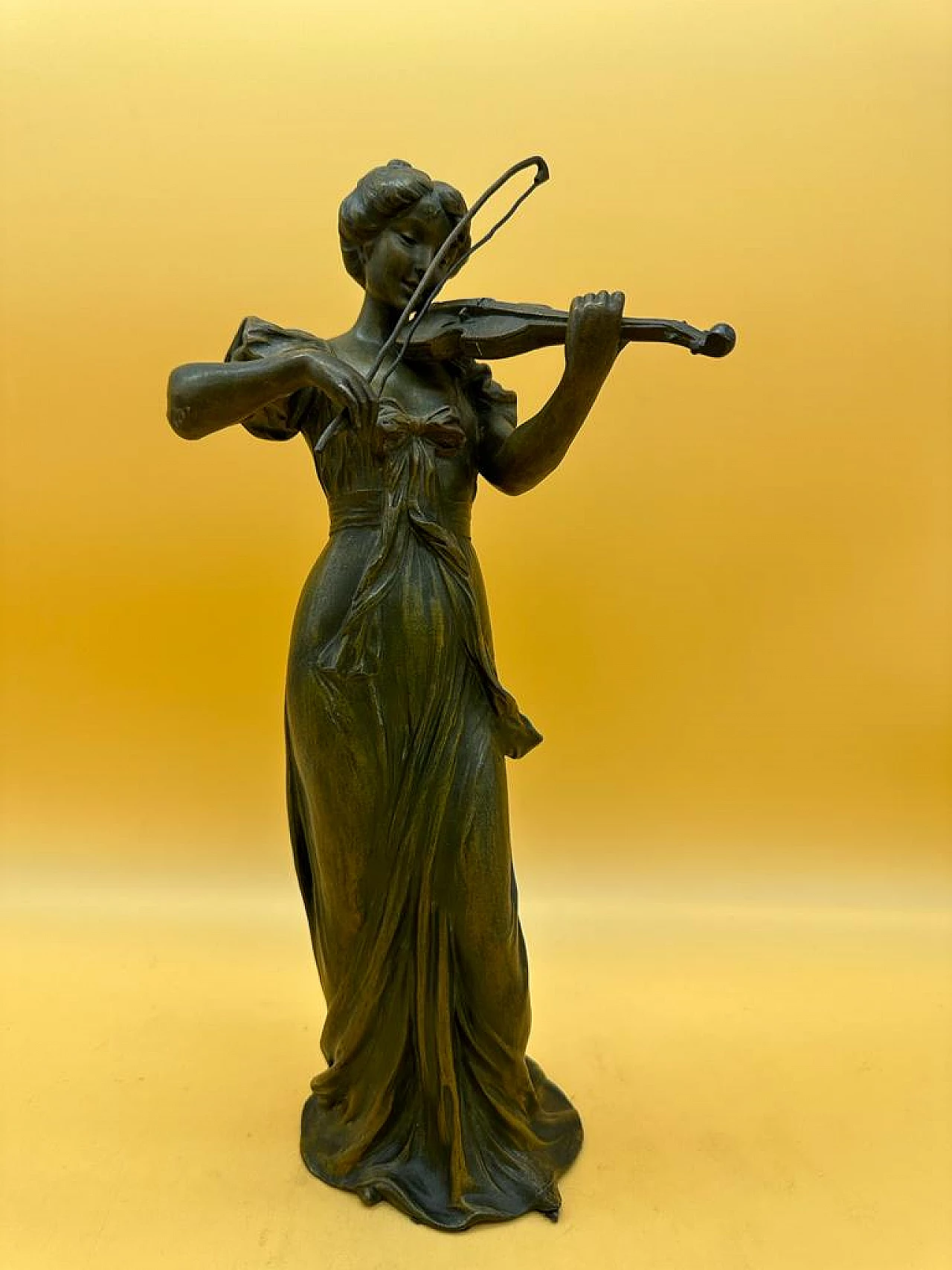 Gregoire, fanciulla che suona il violino, scultura in bronzo 5