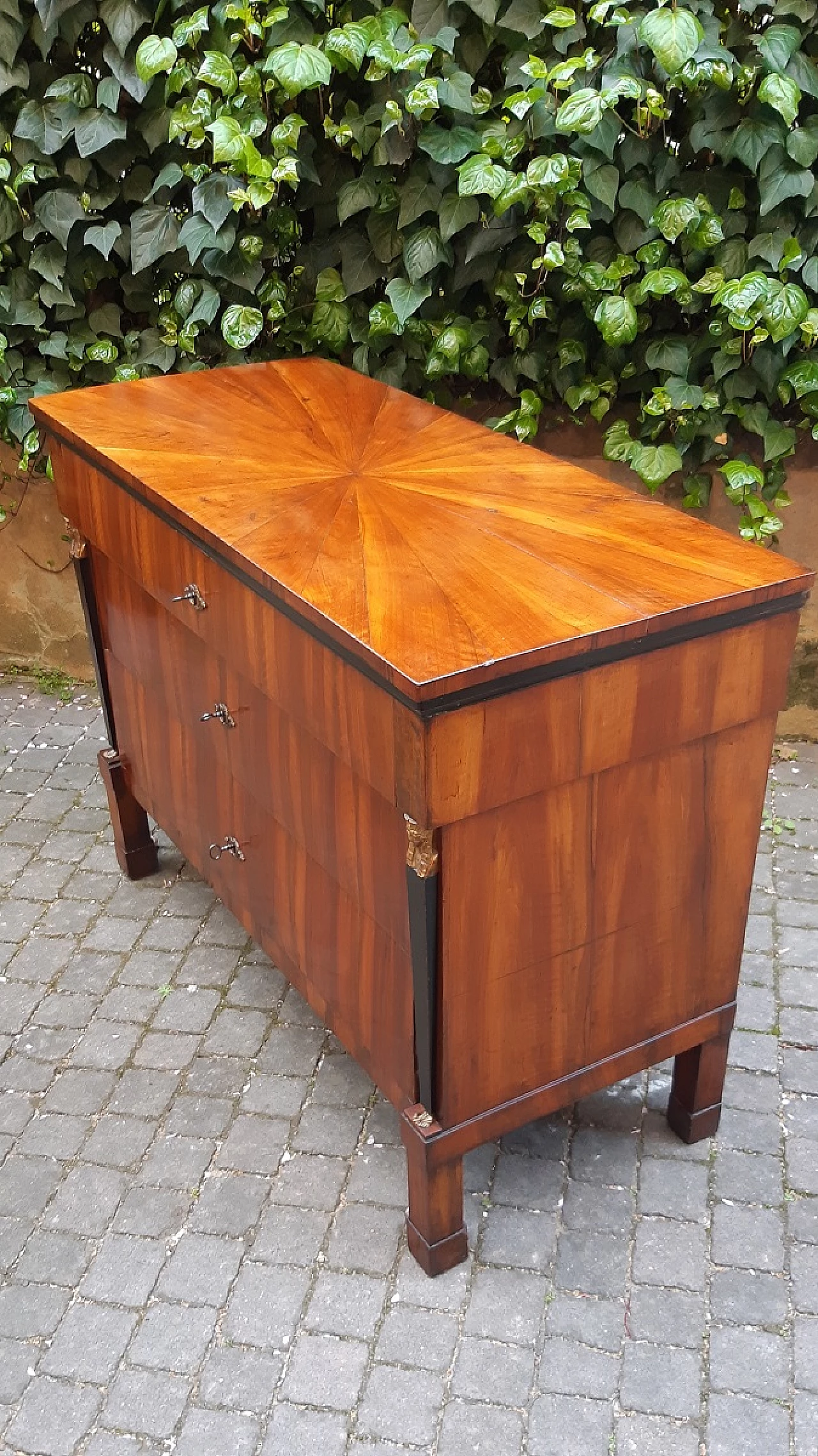 Empire walnut chest of drawers with columns with gilded wooden sphinxes, 19th century 1