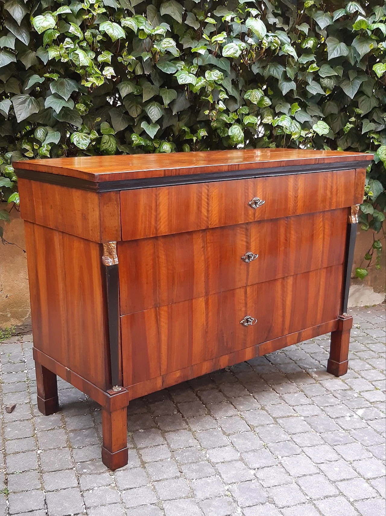 Empire walnut chest of drawers with columns with gilded wooden sphinxes, 19th century 3