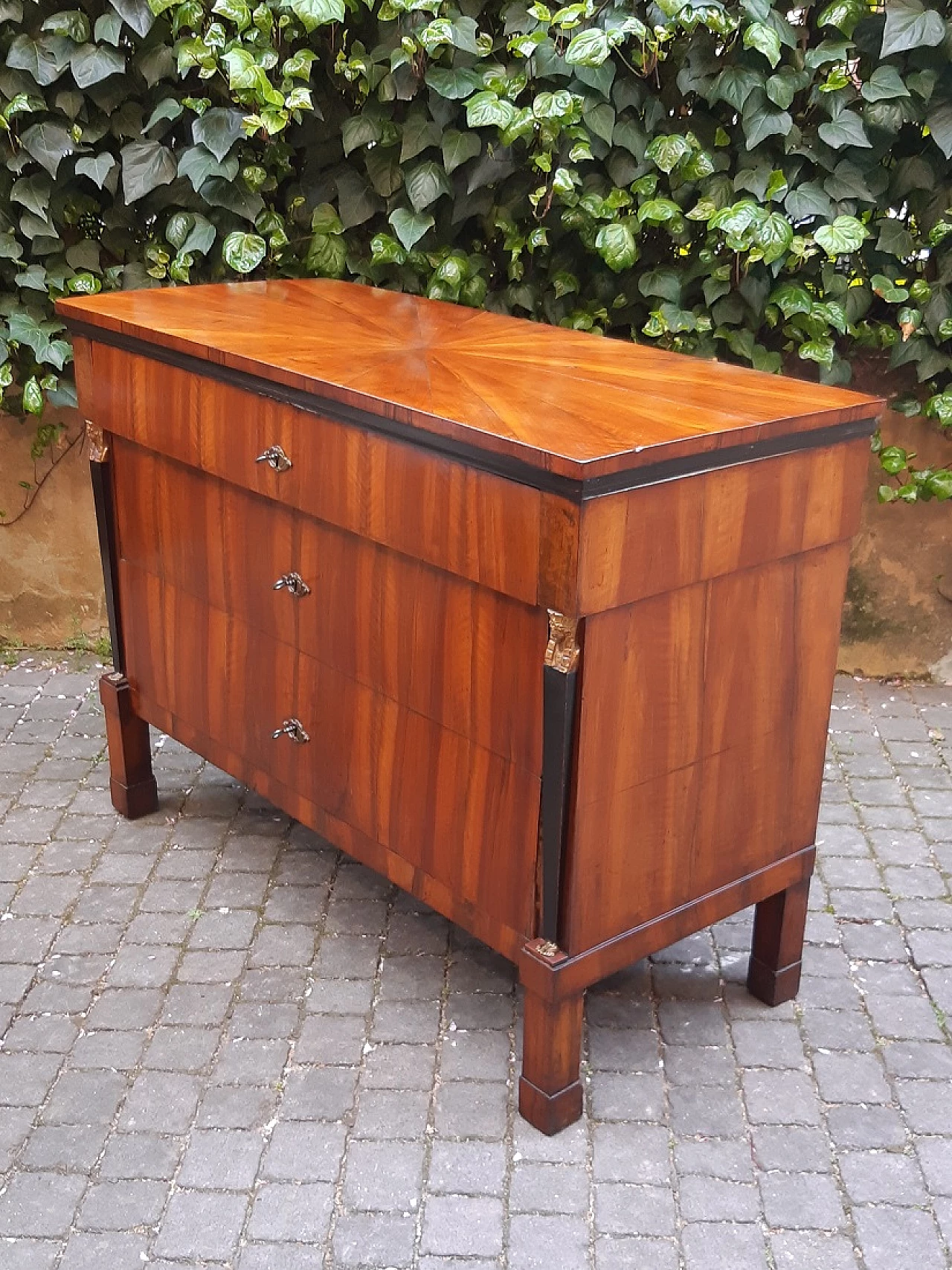 Empire walnut chest of drawers with columns with gilded wooden sphinxes, 19th century 4