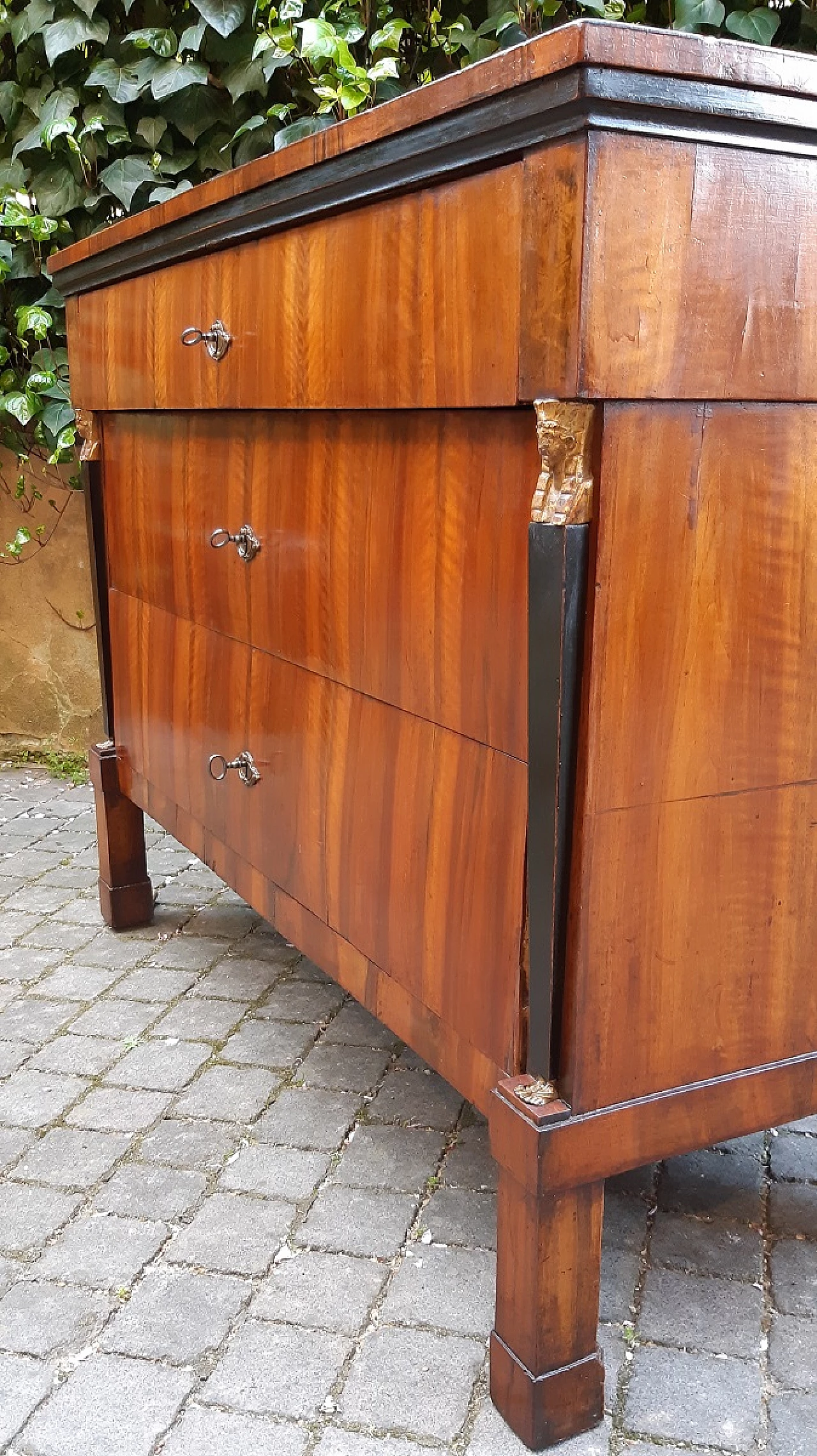 Empire walnut chest of drawers with columns with gilded wooden sphinxes, 19th century 5