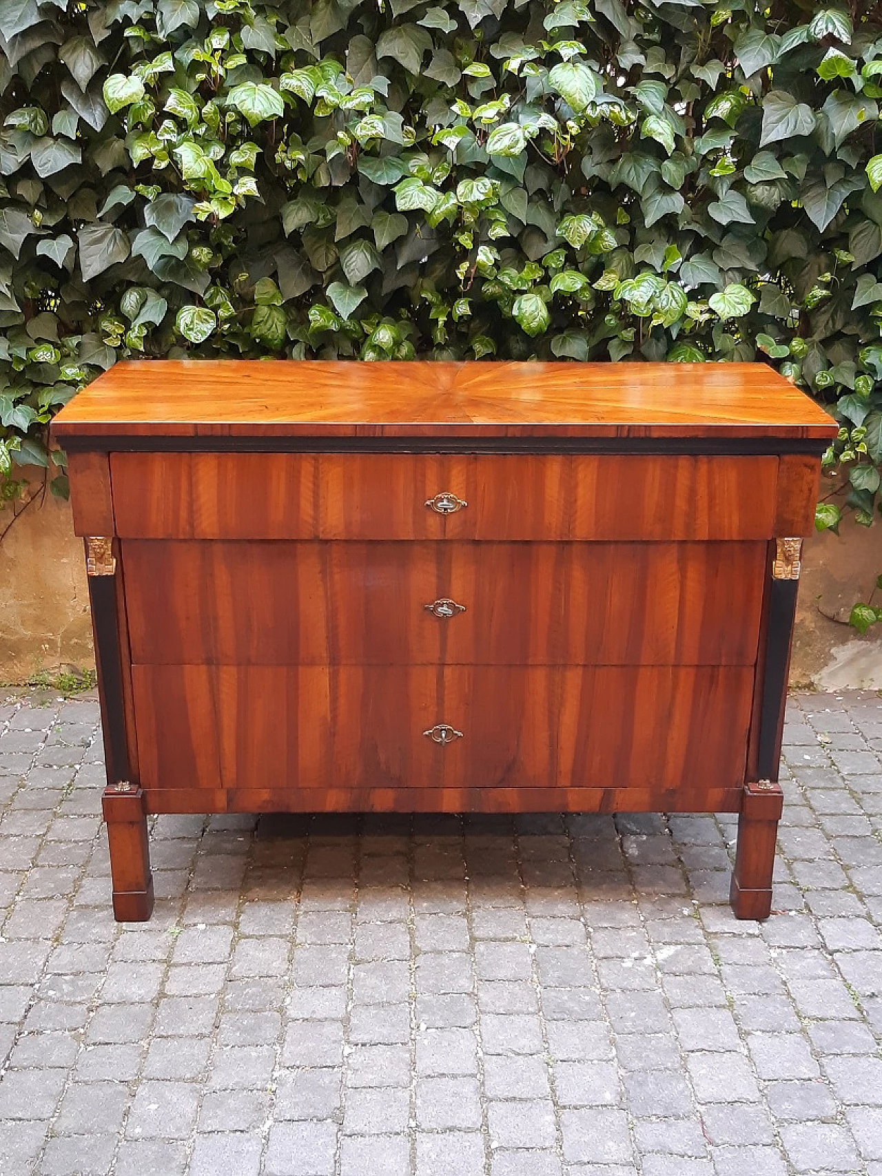 Empire walnut chest of drawers with columns with gilded wooden sphinxes, 19th century 9