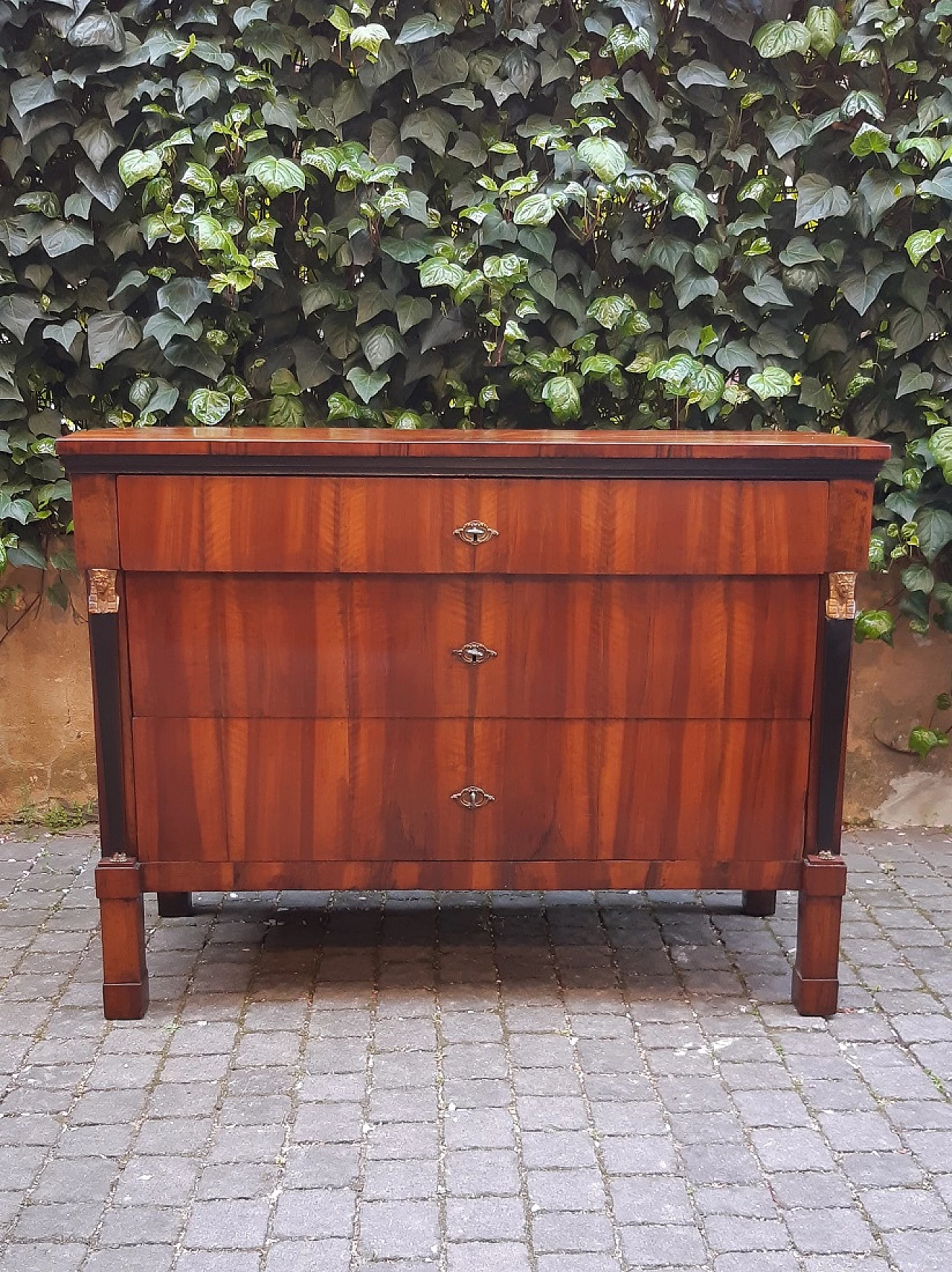 Empire walnut chest of drawers with columns with gilded wooden sphinxes, 19th century 10