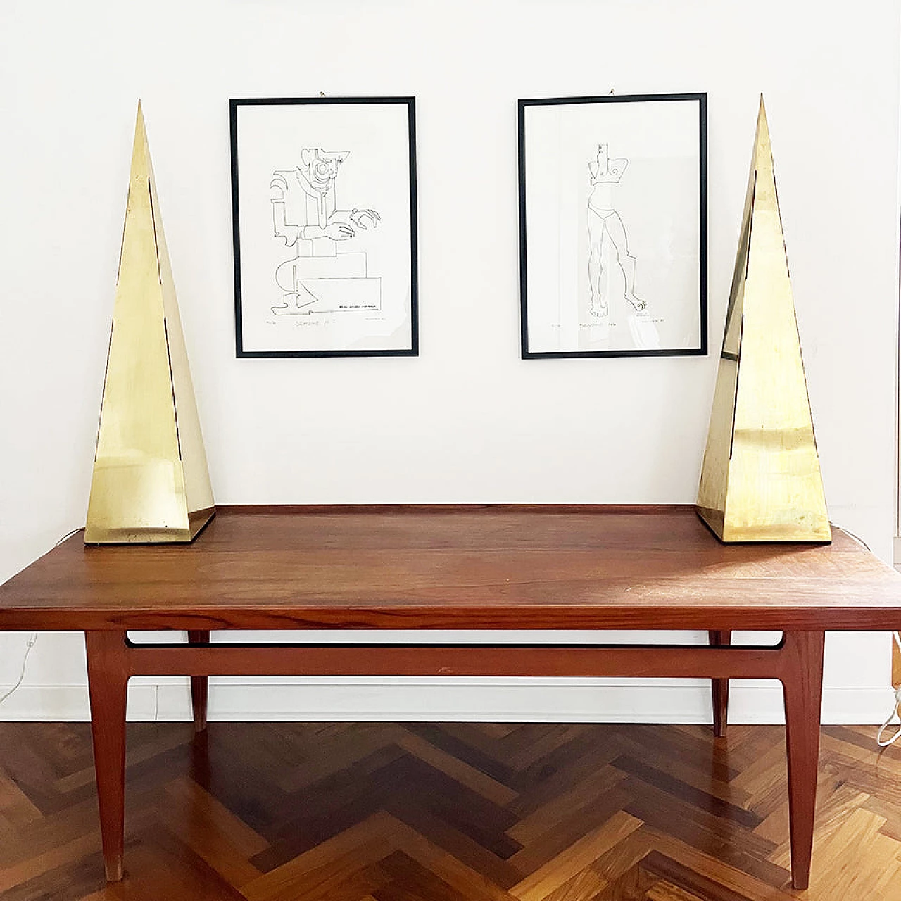 Coppia di lampade da tavolo piramidali in ottone e legno, anni '70 2