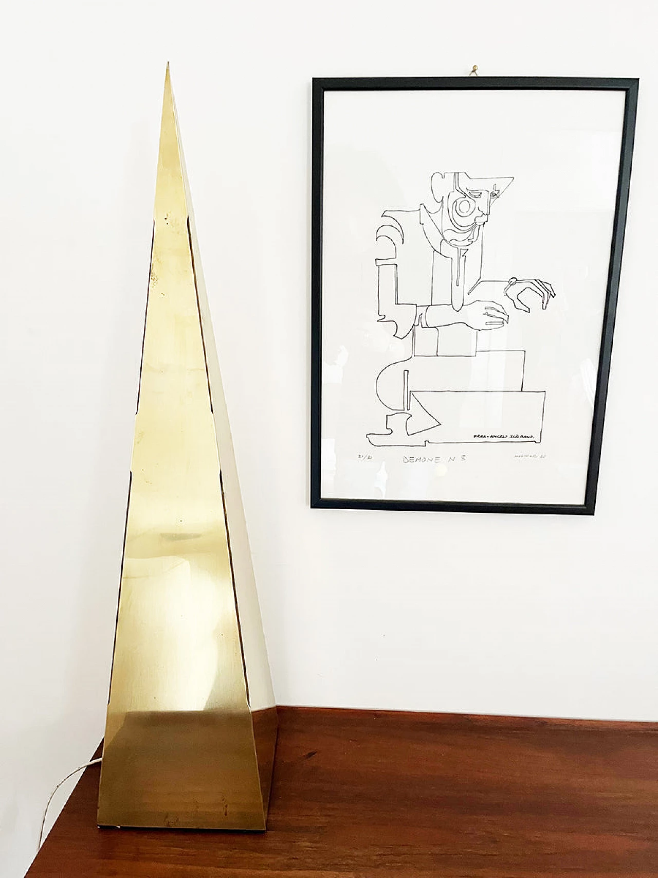 Coppia di lampade da tavolo piramidali in ottone e legno, anni '70 3