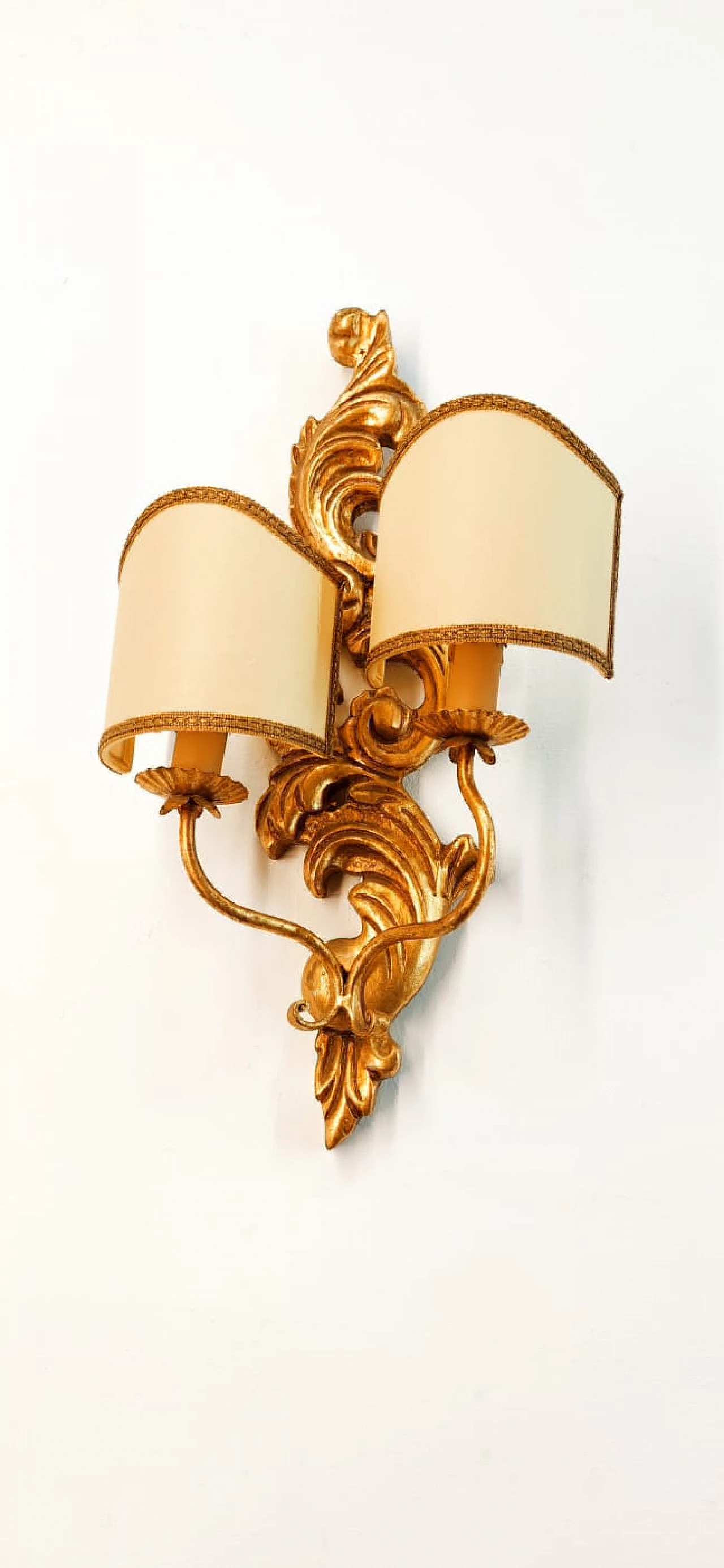 Single gold-leafed wooden wall sconce with parchment lampshades, late 20th century 2