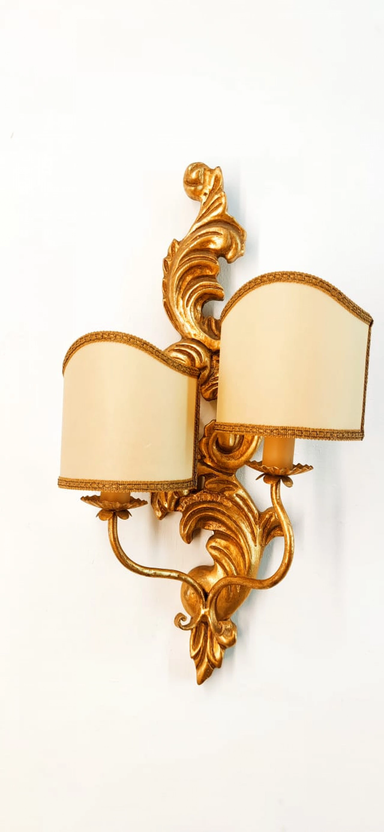 Single gold-leafed wooden wall sconce with parchment lampshades, late 20th century 3