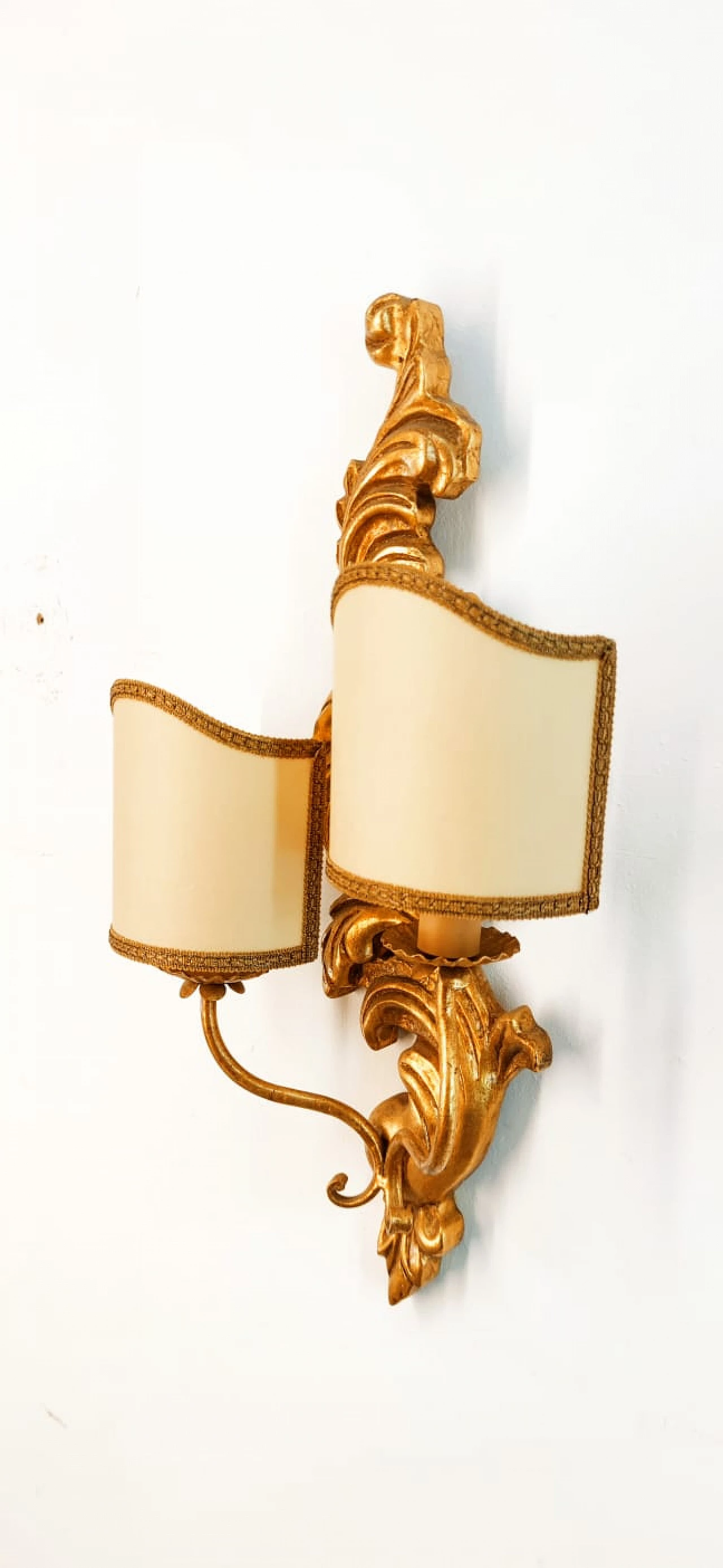 Single gold-leafed wooden wall sconce with parchment lampshades, late 20th century 4