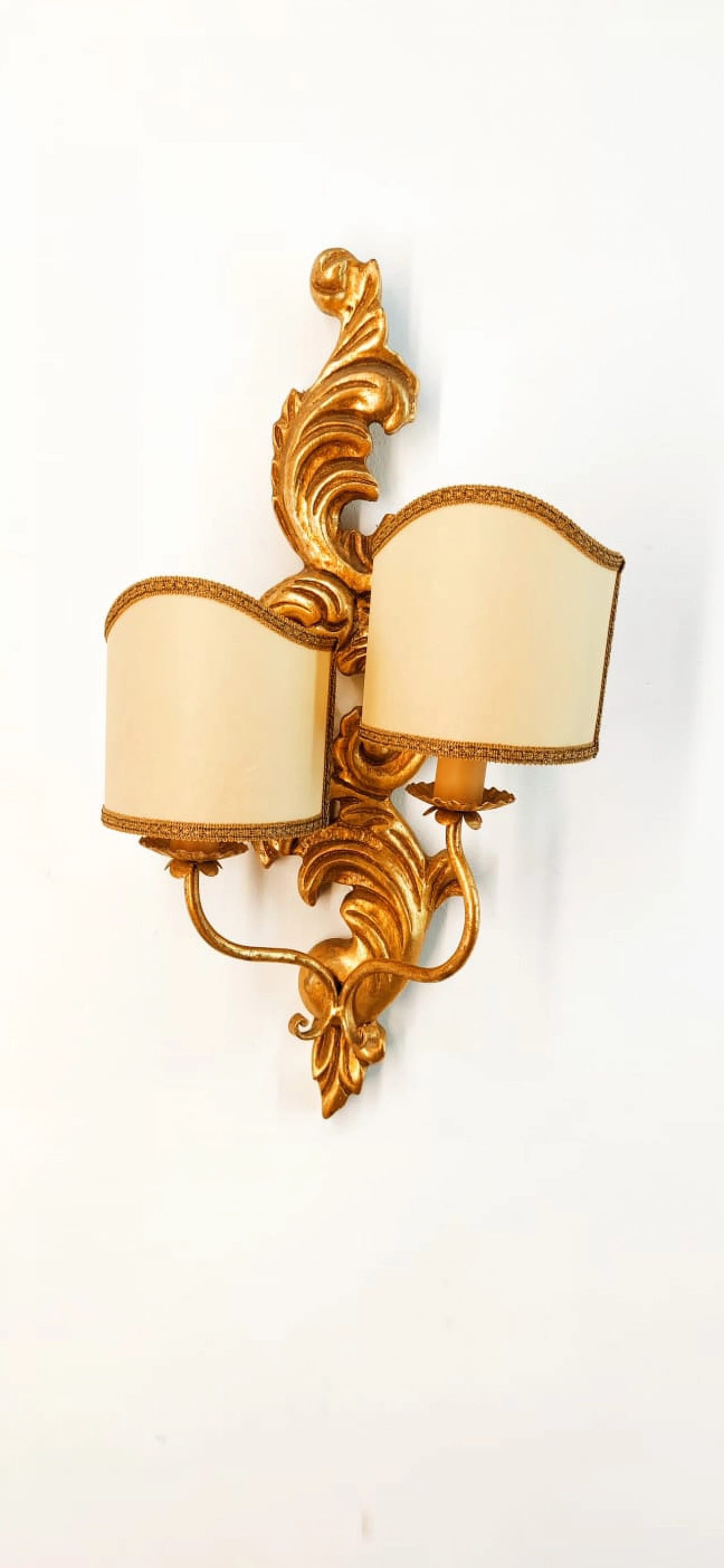 Single gold-leafed wooden wall sconce with parchment lampshades, late 20th century 5