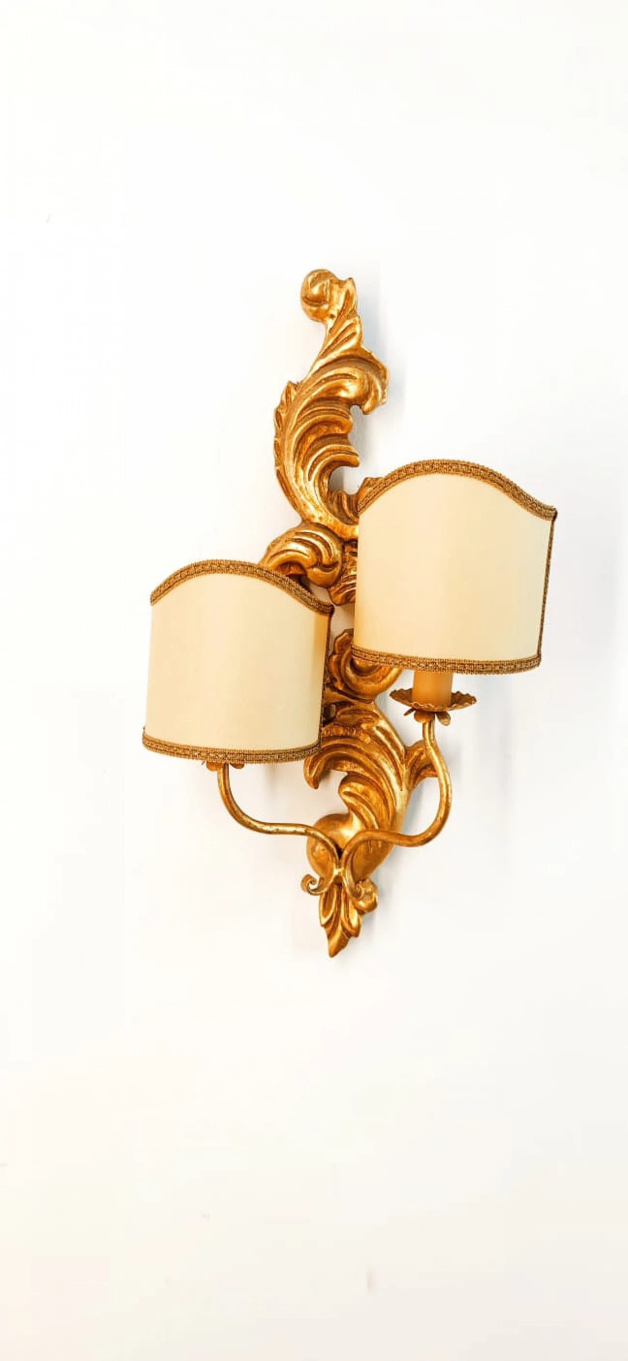 Single gold-leafed wooden wall sconce with parchment lampshades, late 20th century 6