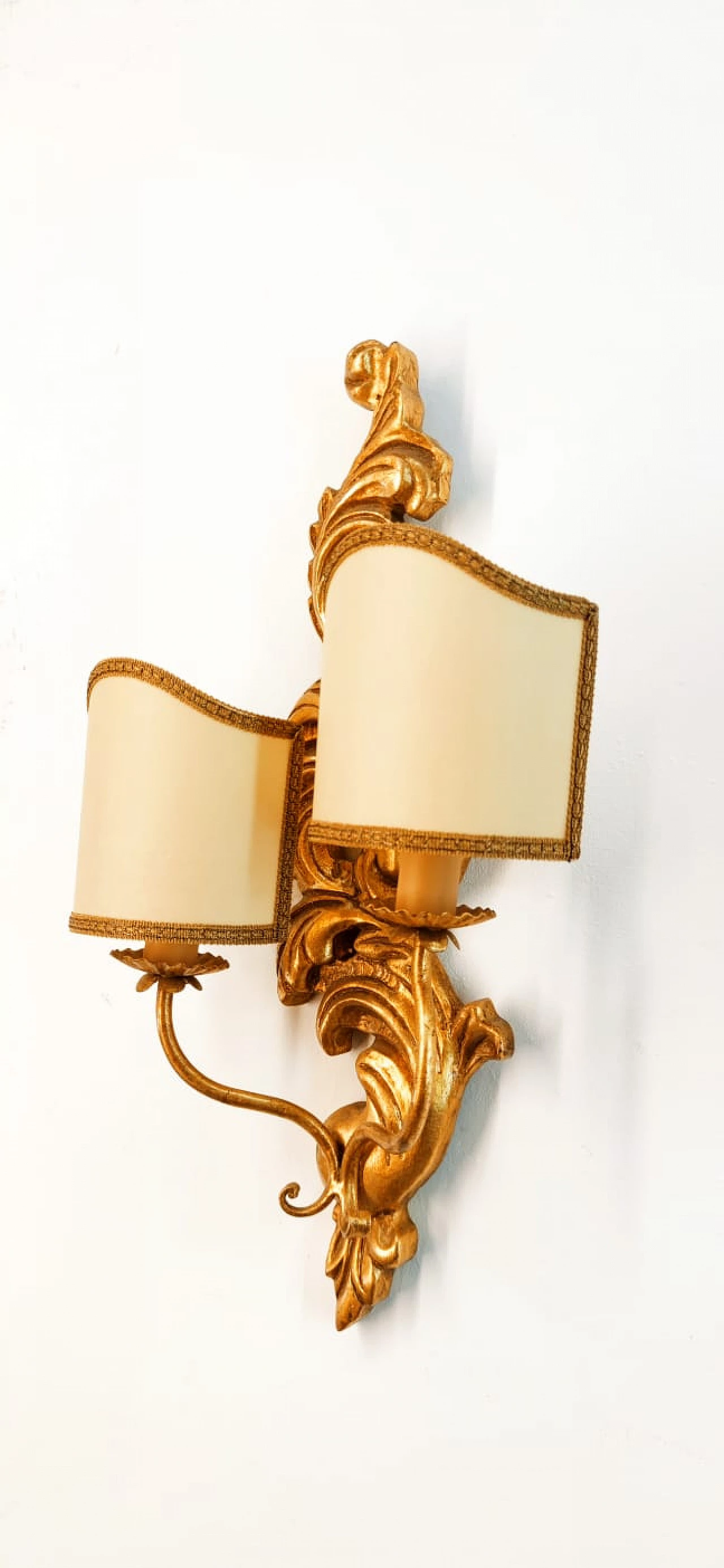 Single gold-leafed wooden wall sconce with parchment lampshades, late 20th century 7