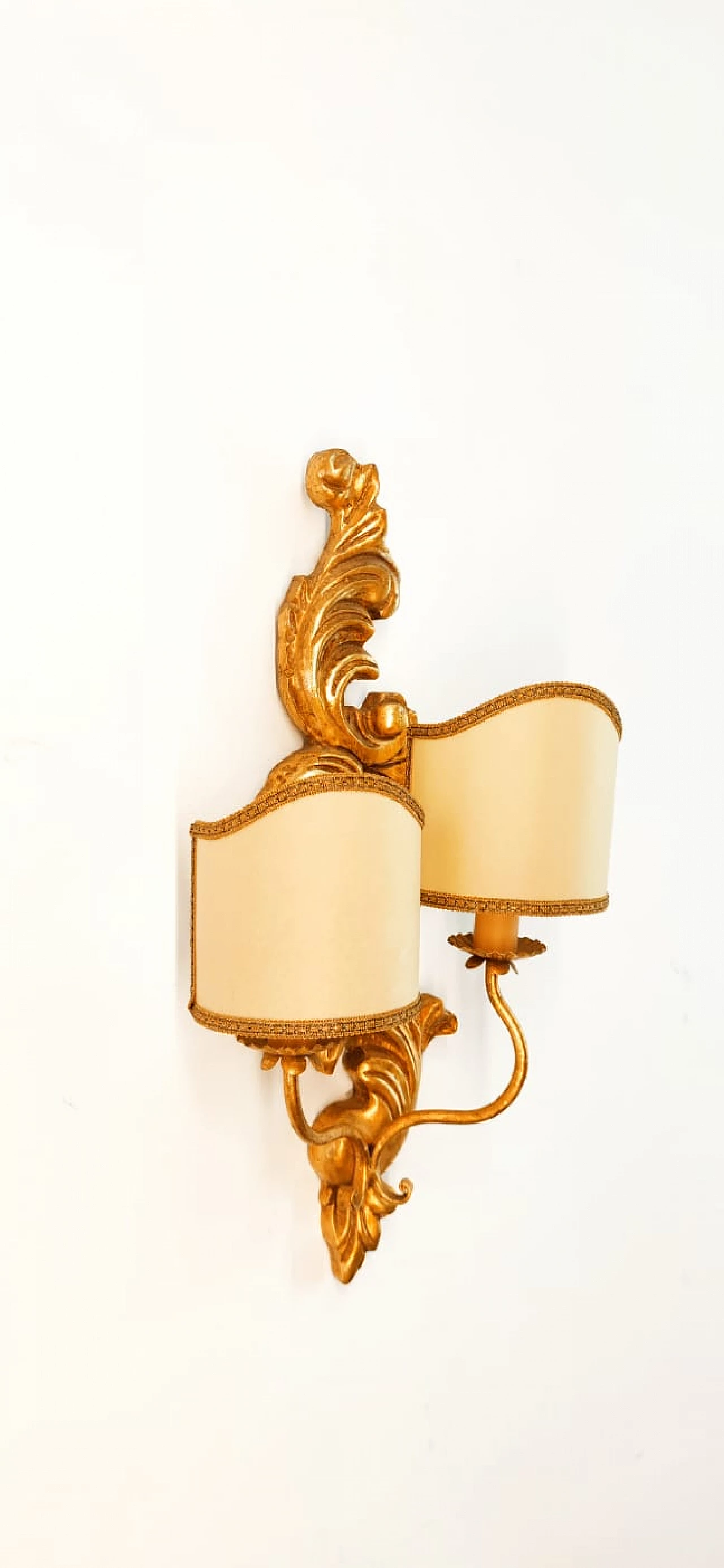 Single gold-leafed wooden wall sconce with parchment lampshades, late 20th century 8