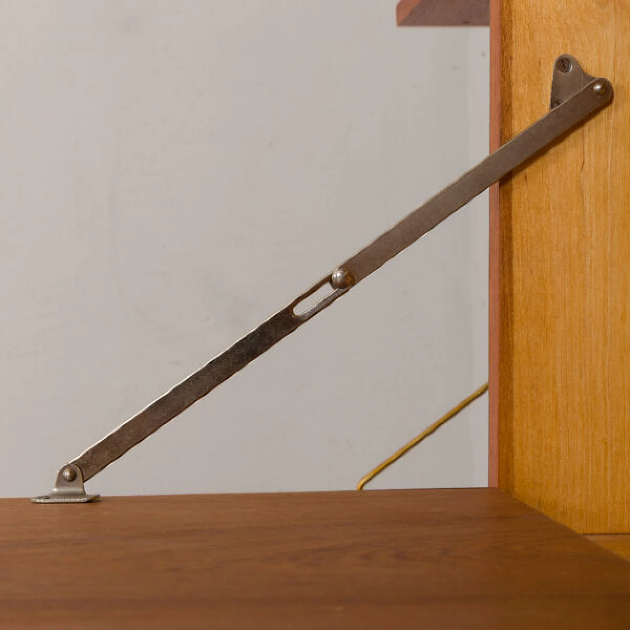 Pensile danese con scrivania in teak, anni '60 10