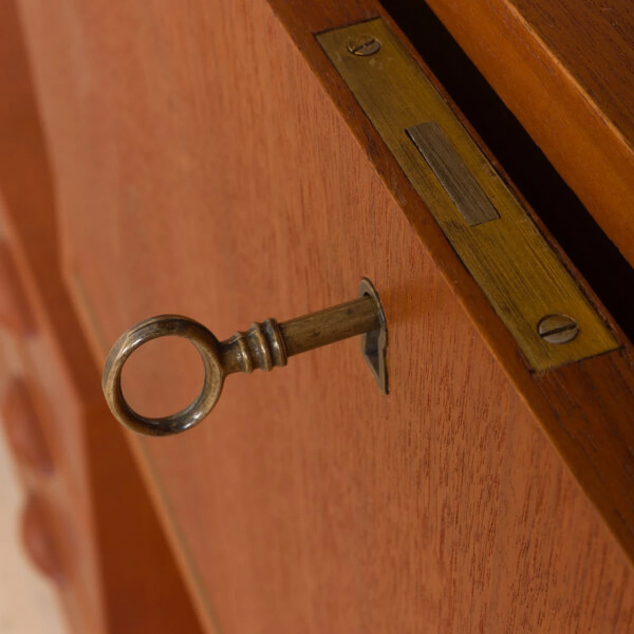 Pensile danese con scrivania in teak, anni '60 11