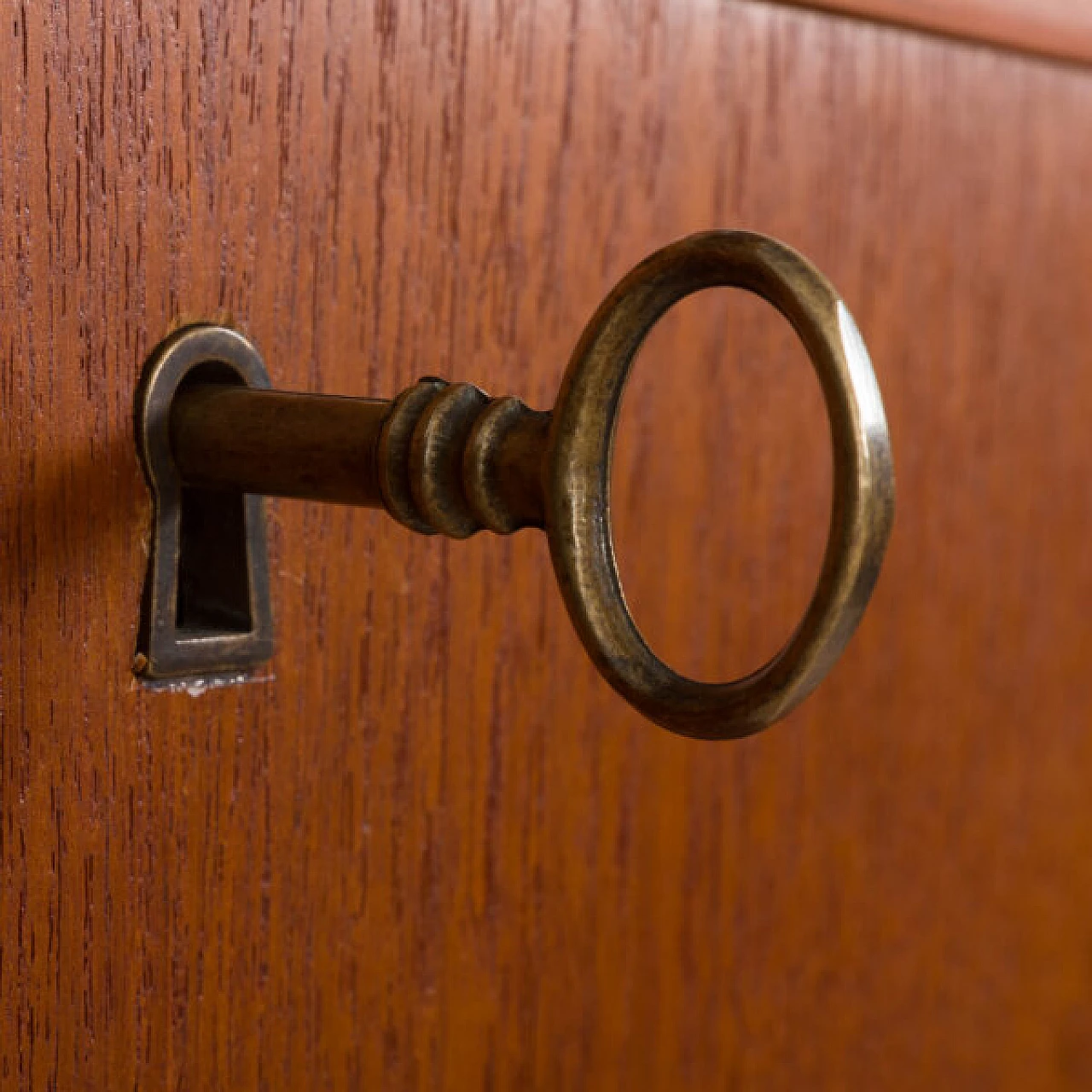 Pensile danese con scrivania in teak, anni '60 12