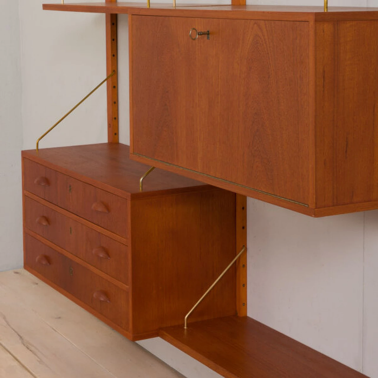 Pensile danese con scrivania in teak, anni '60 15