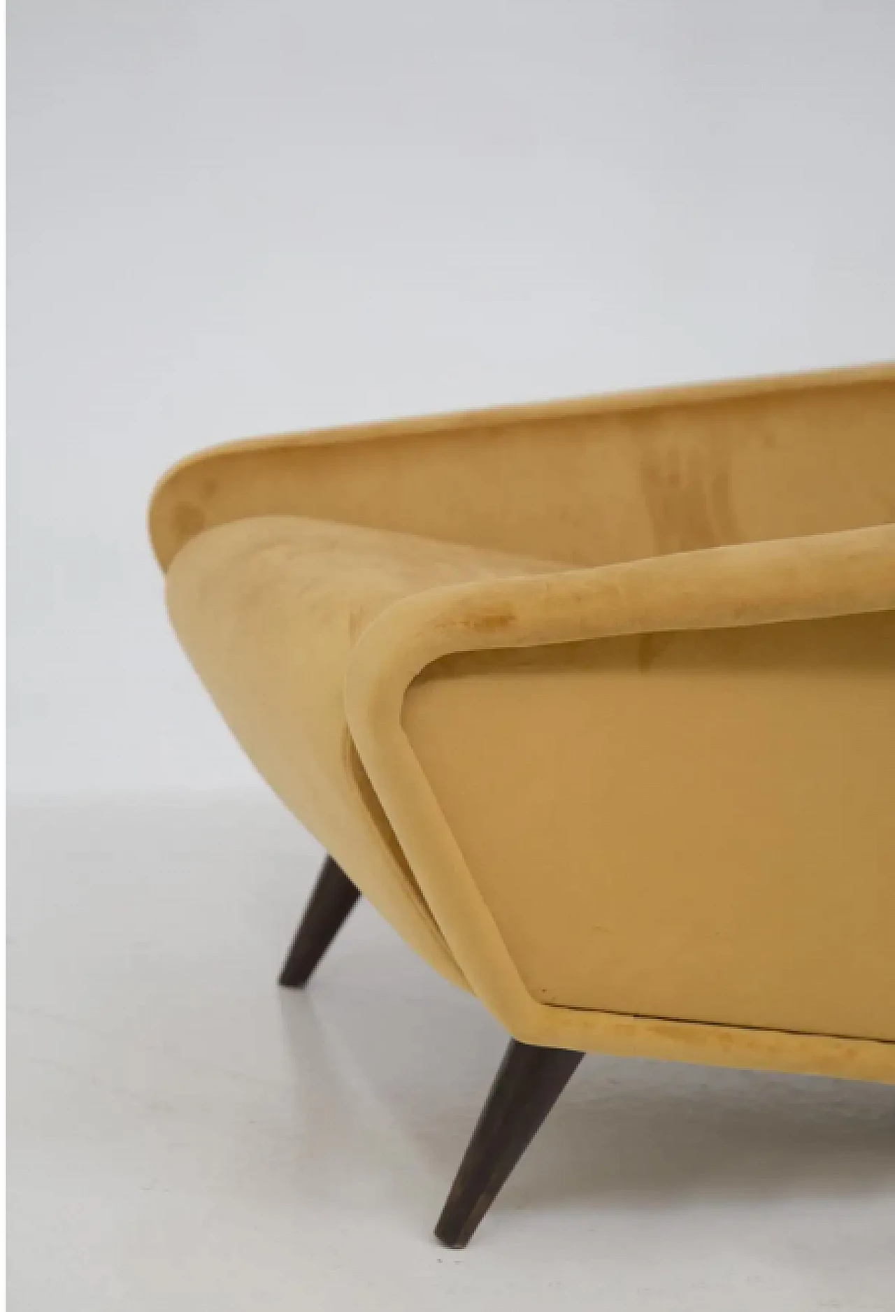 Coppia di poltrone in velluto giallo di Gio Ponti per Distex, anni '50 7