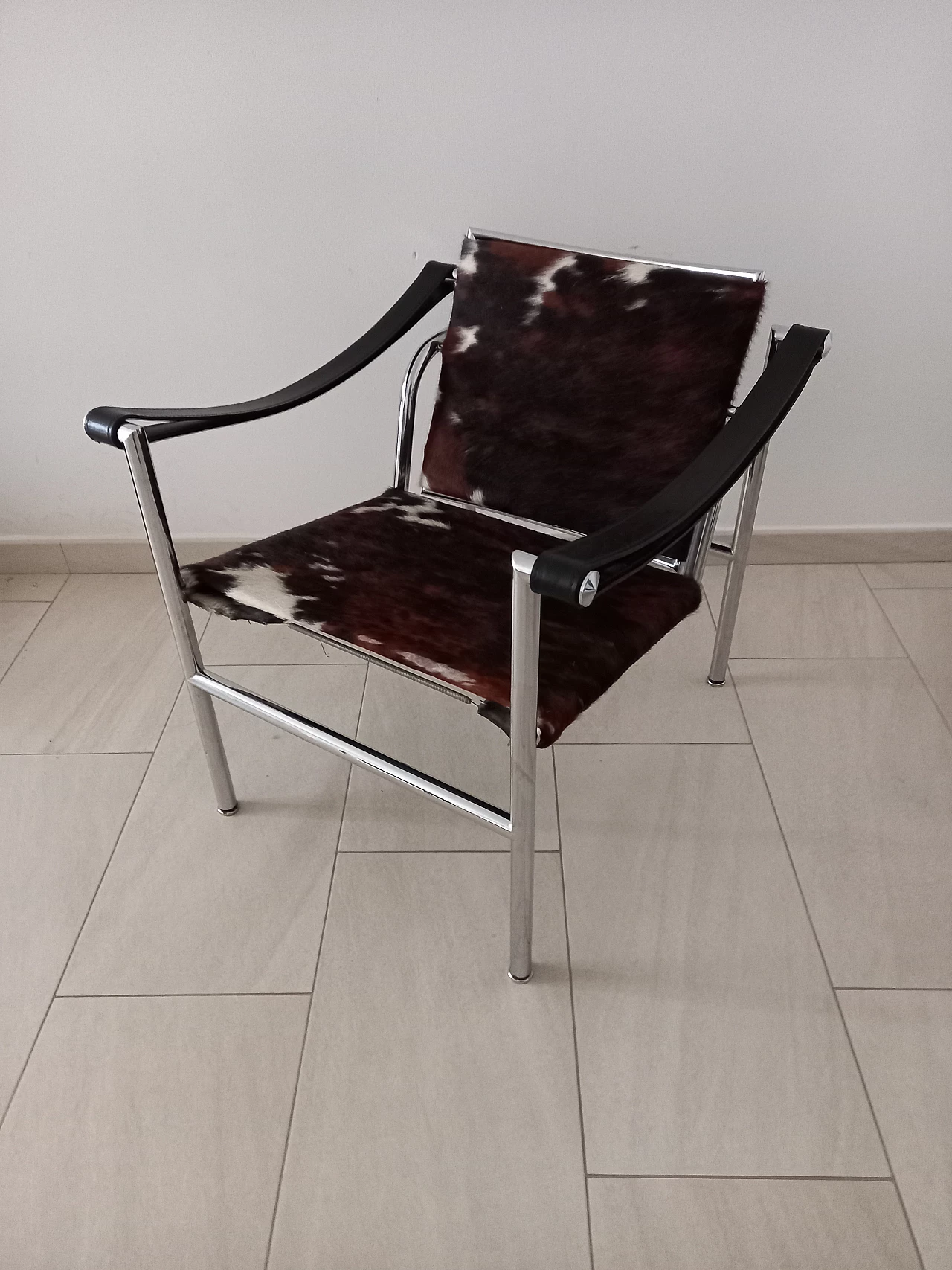 LC10 armchair in cowhide by Le Corbusier for Cassina, 1980s 1