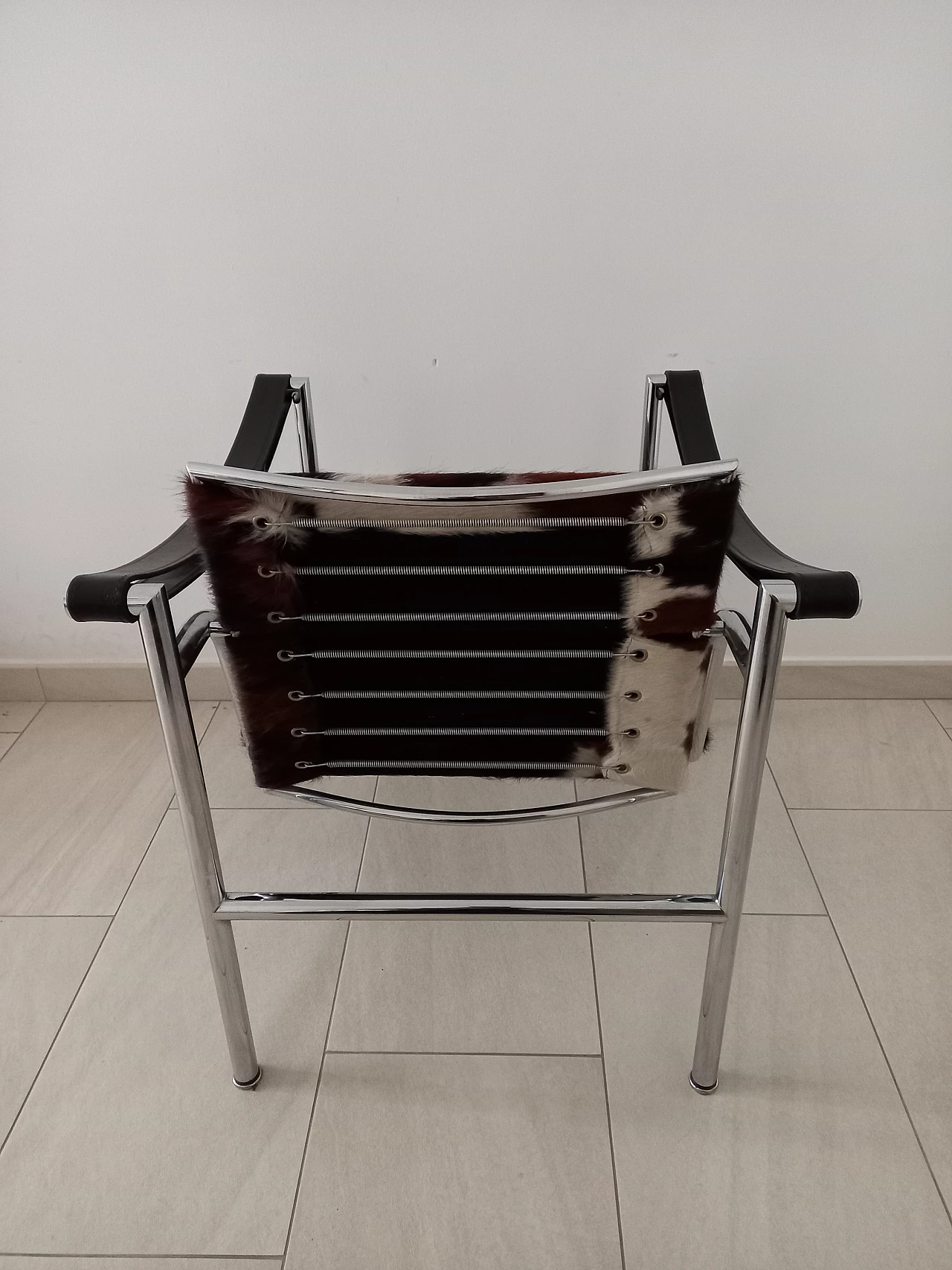 LC10 armchair in cowhide by Le Corbusier for Cassina, 1980s 6