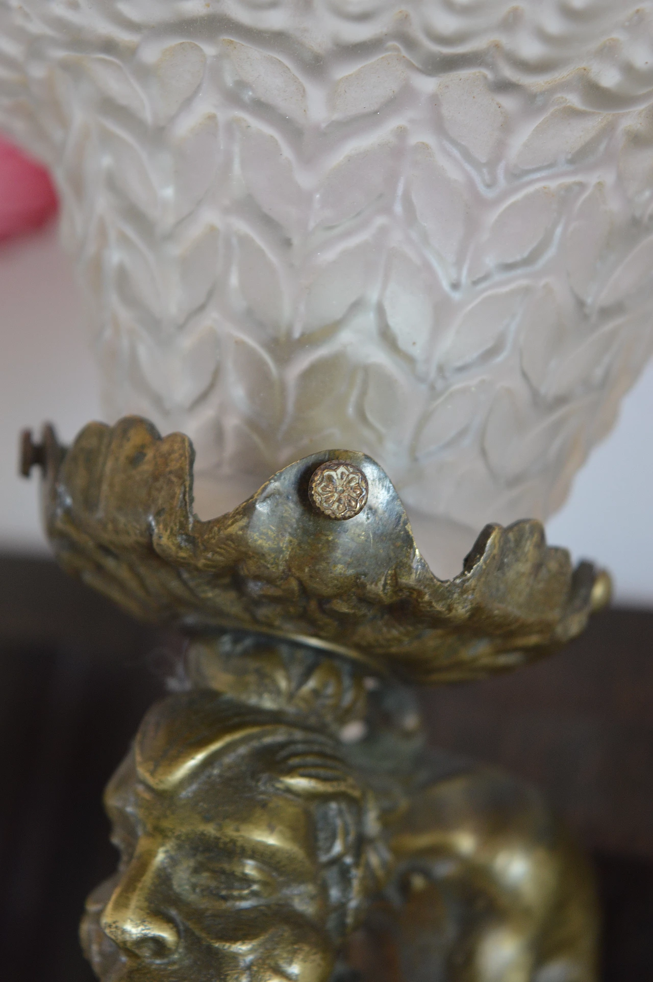 Coppia di applique Art Deco con gargoyle e basi in legno, anni '30 6