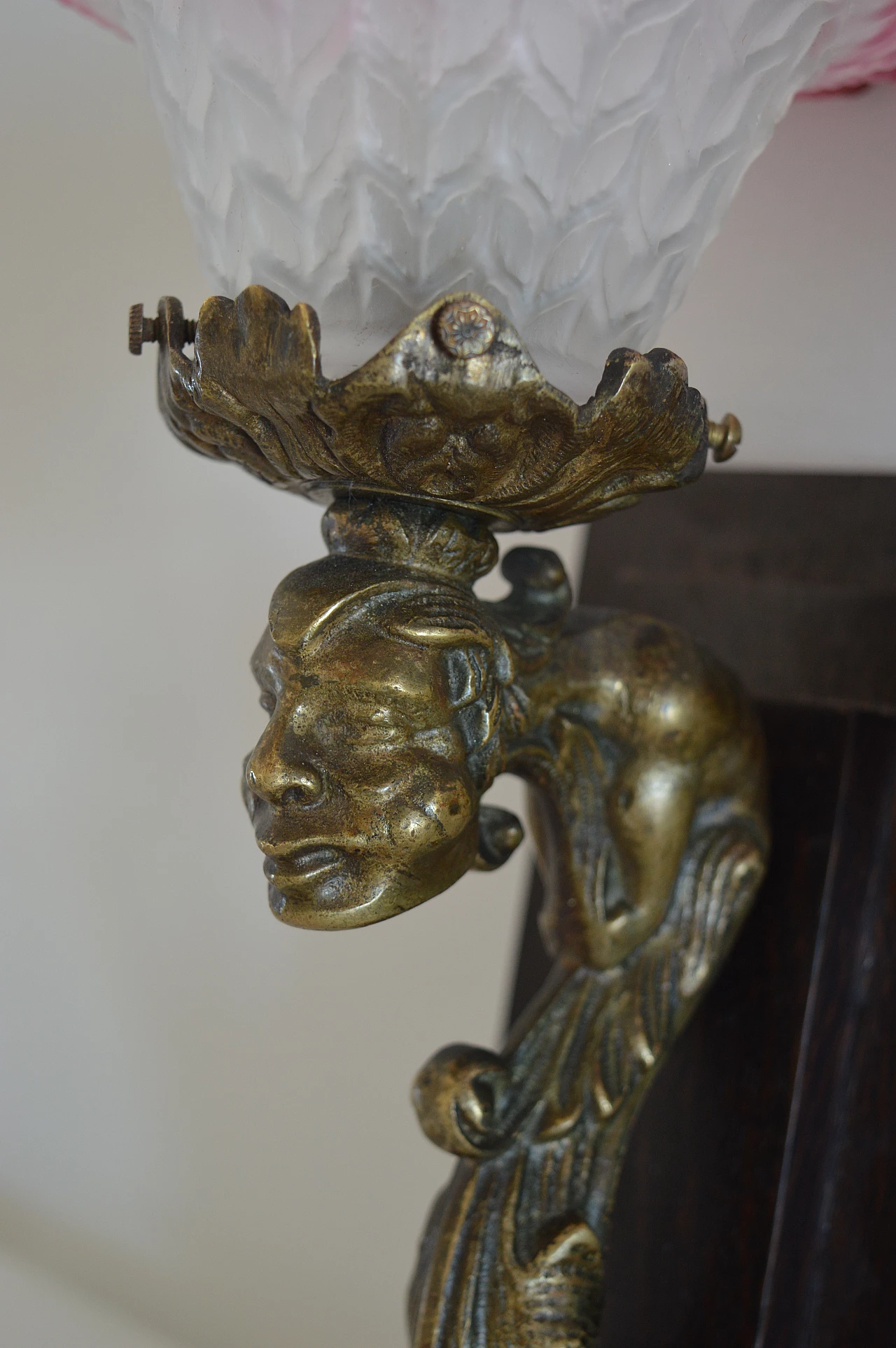 Coppia di applique Art Deco con gargoyle e basi in legno, anni '30 7