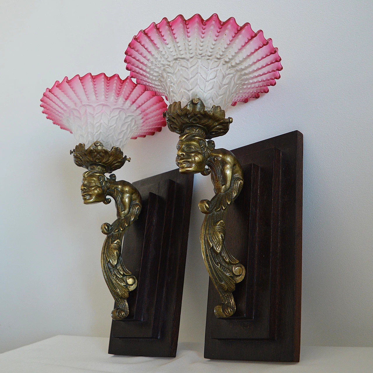 Coppia di applique Art Deco con gargoyle e basi in legno, anni '30 9