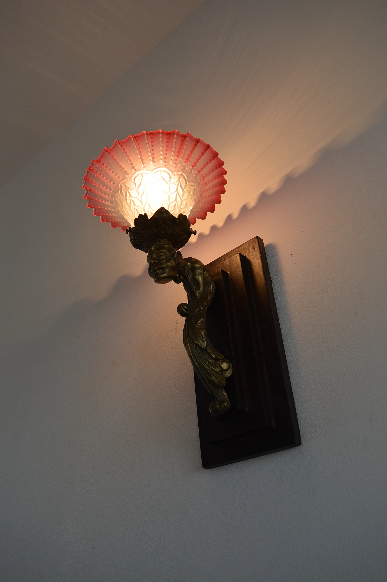 Coppia di applique Art Deco con gargoyle e basi in legno, anni '30 10