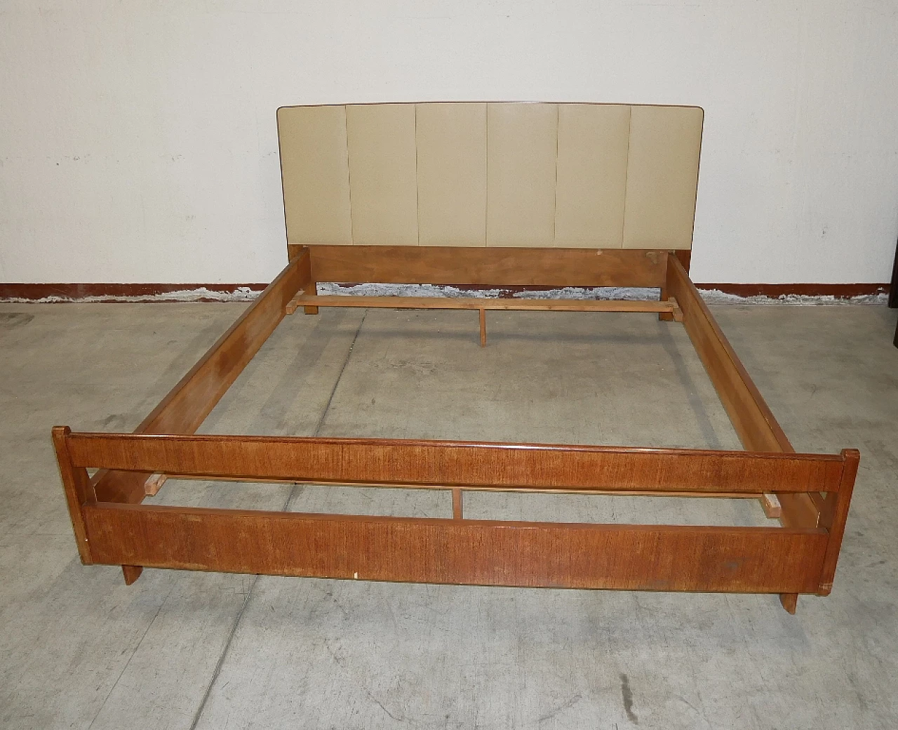 Letto matrimoniale in teak impiallacciato con testiera in ecopelle, anni '60 1