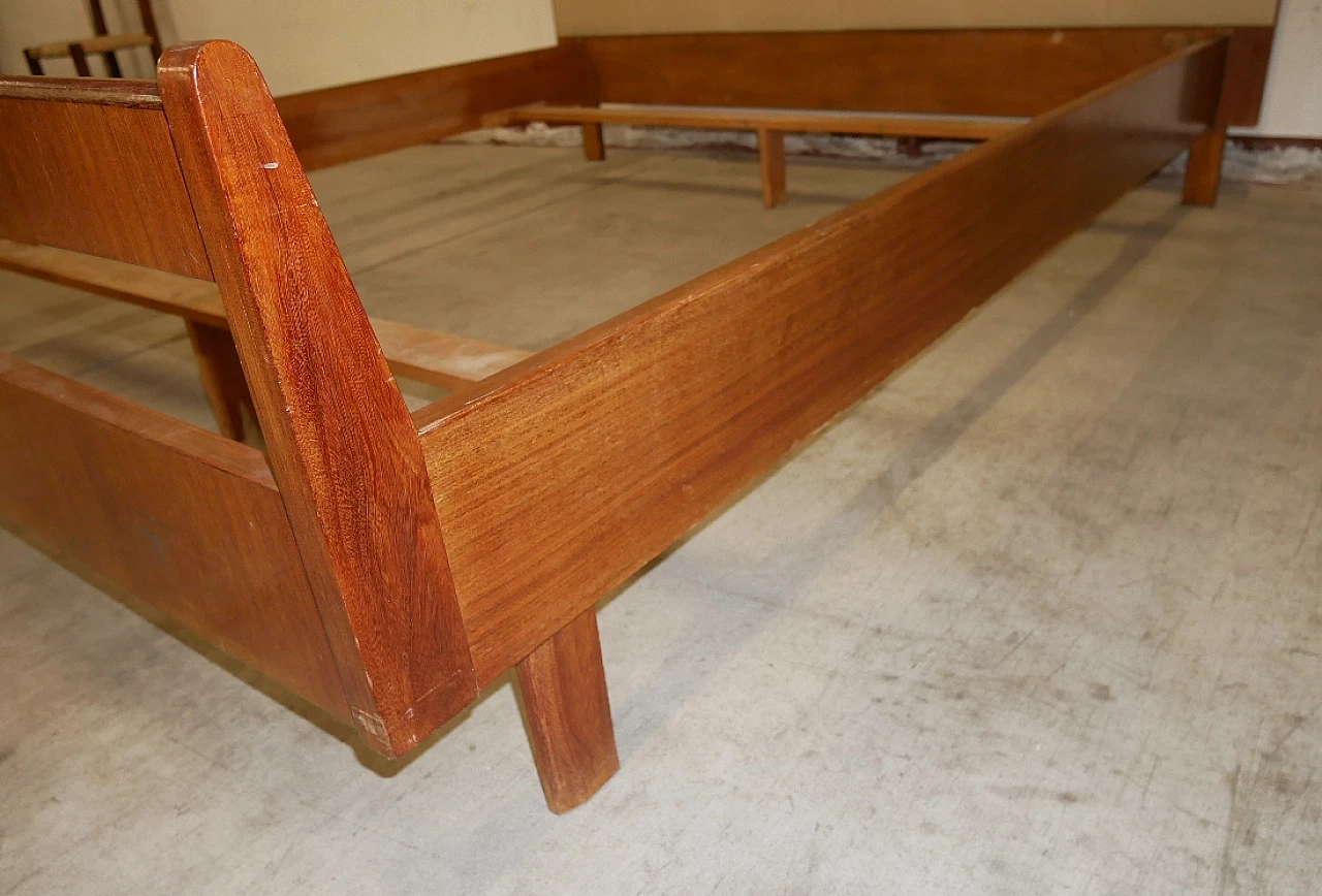 Letto matrimoniale in teak impiallacciato con testiera in ecopelle, anni '60 6