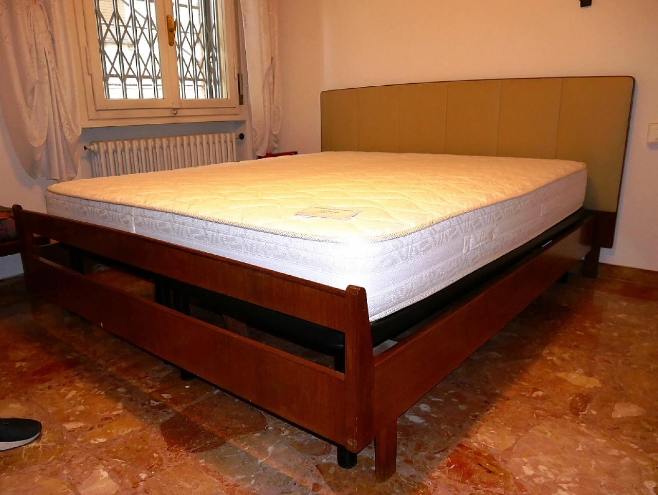 Letto matrimoniale in teak impiallacciato con testiera in ecopelle, anni '60 8