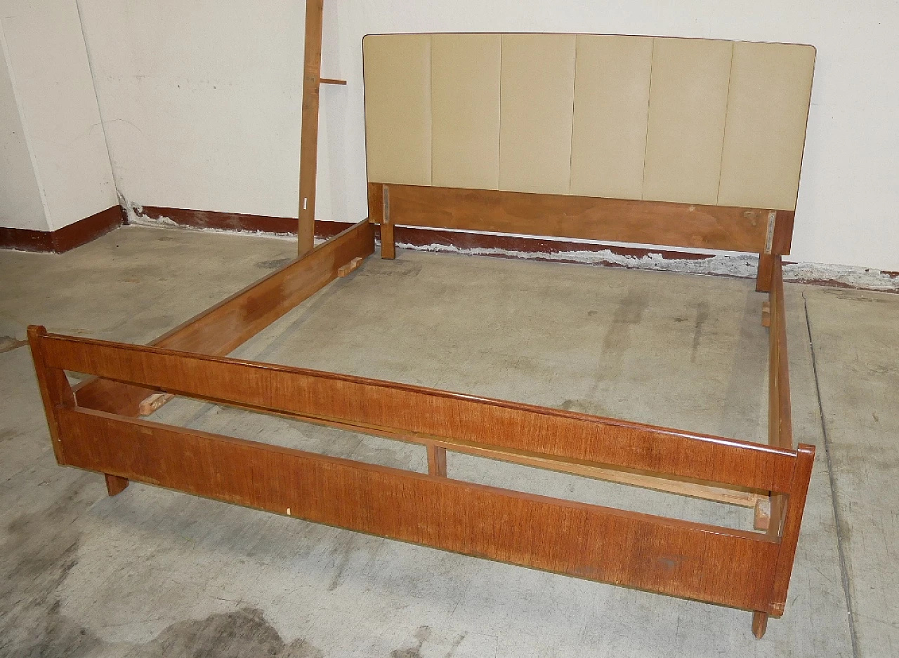 Letto matrimoniale in teak impiallacciato con testiera in ecopelle, anni '60 9