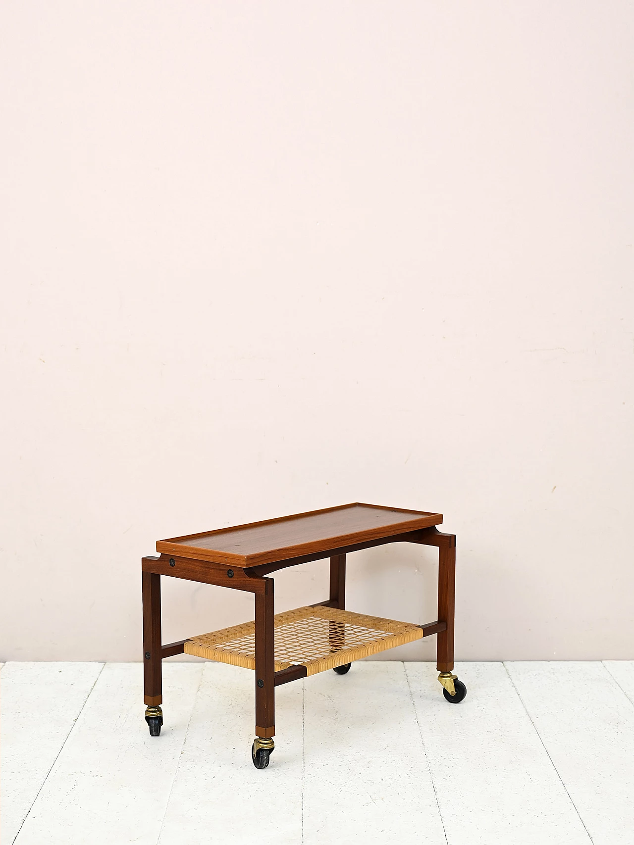 Carrello bar scandinavo in legno e rattan, anni '60 3