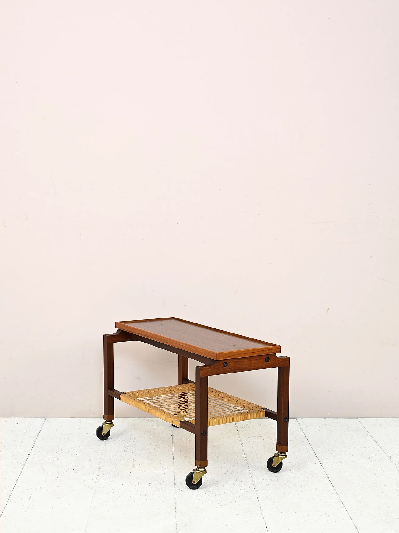 Carrello bar scandinavo in legno e rattan, anni '60 4