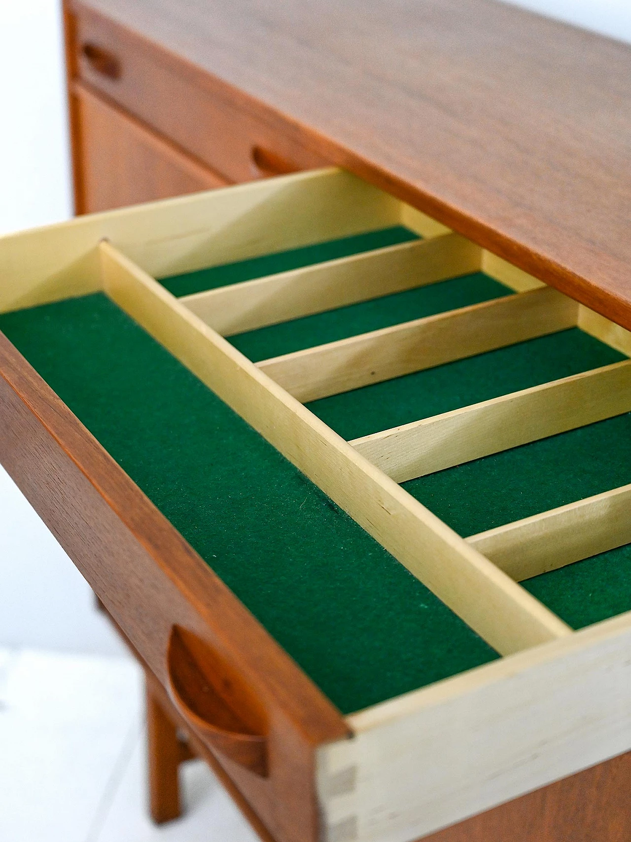 Credenza vintage scandinava con cassetti, anni ‘60 11