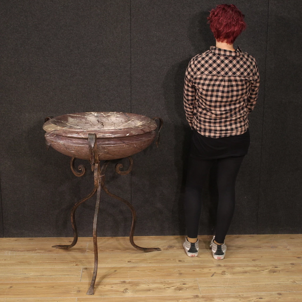 Marble planter with wrought and chiselled iron tripod, 1940s 3