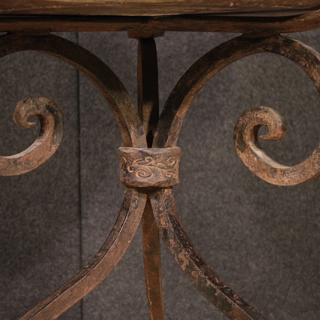 Marble planter with wrought and chiselled iron tripod, 1940s 5