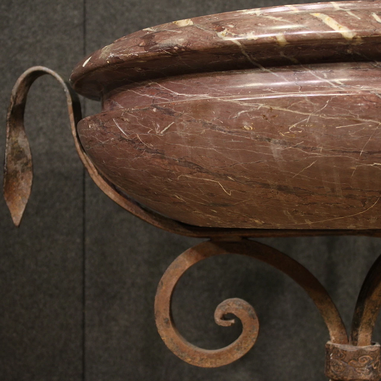 Marble planter with wrought and chiselled iron tripod, 1940s 7