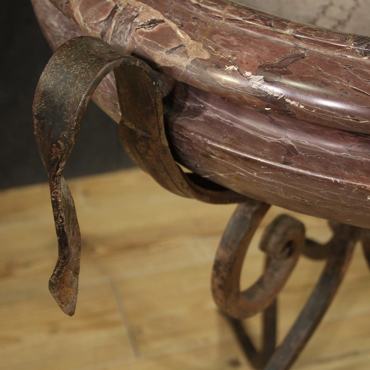 Marble planter with wrought and chiselled iron tripod, 1940s 10