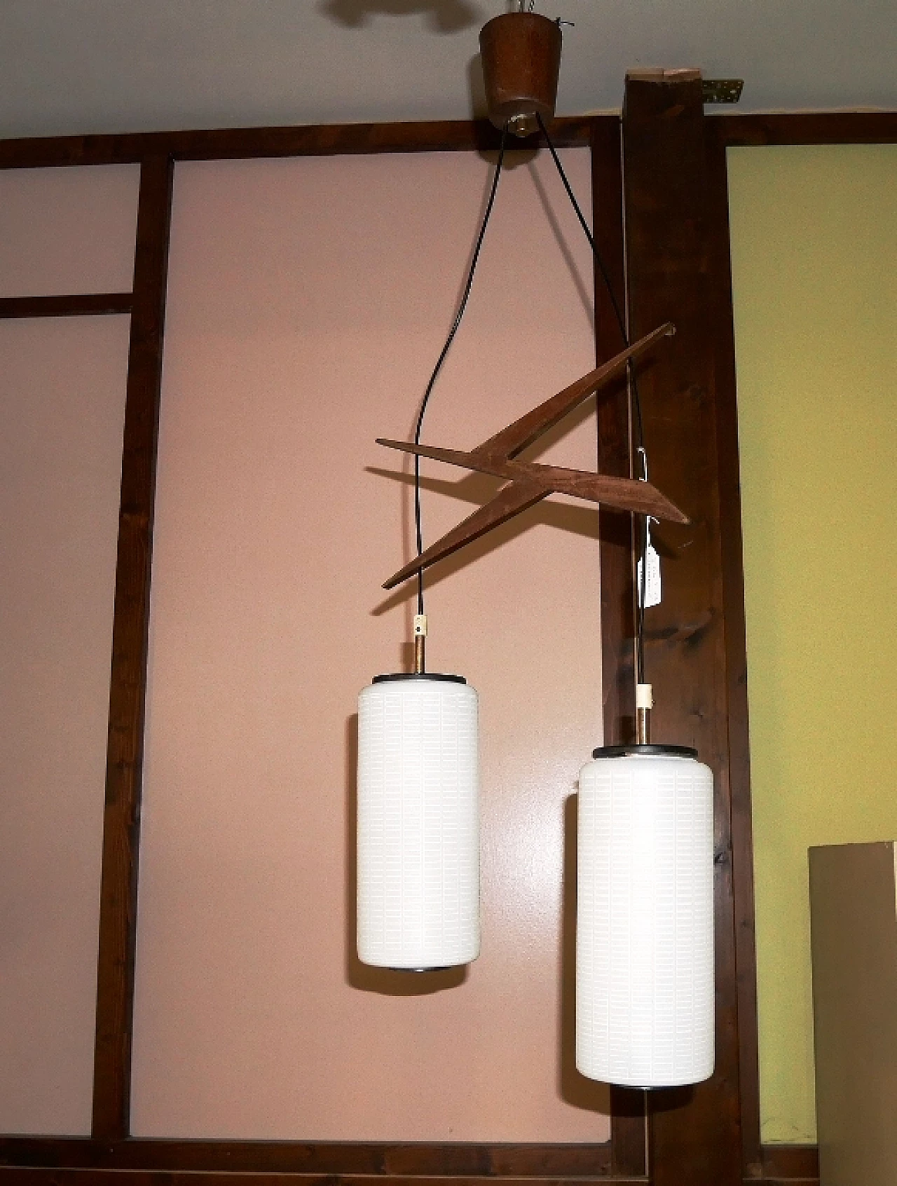 Lampadario con struttura in teak e diffusori cilindrici in vetro lattimo, anni '60 1