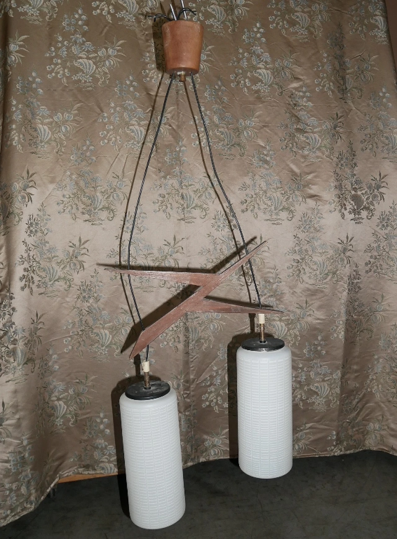 Lampadario con struttura in teak e diffusori cilindrici in vetro lattimo, anni '60 2