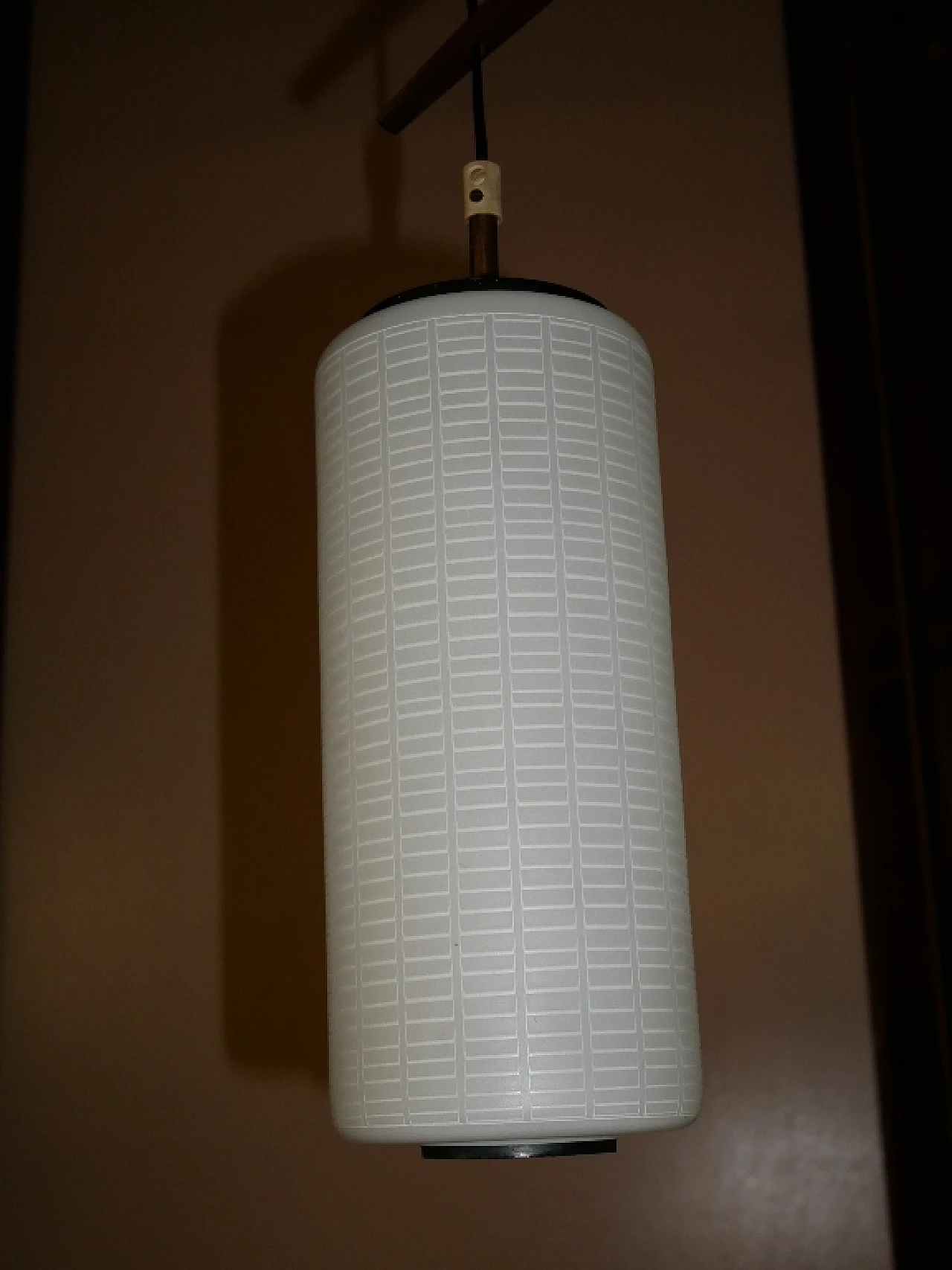 Lampadario con struttura in teak e diffusori cilindrici in vetro lattimo, anni '60 6