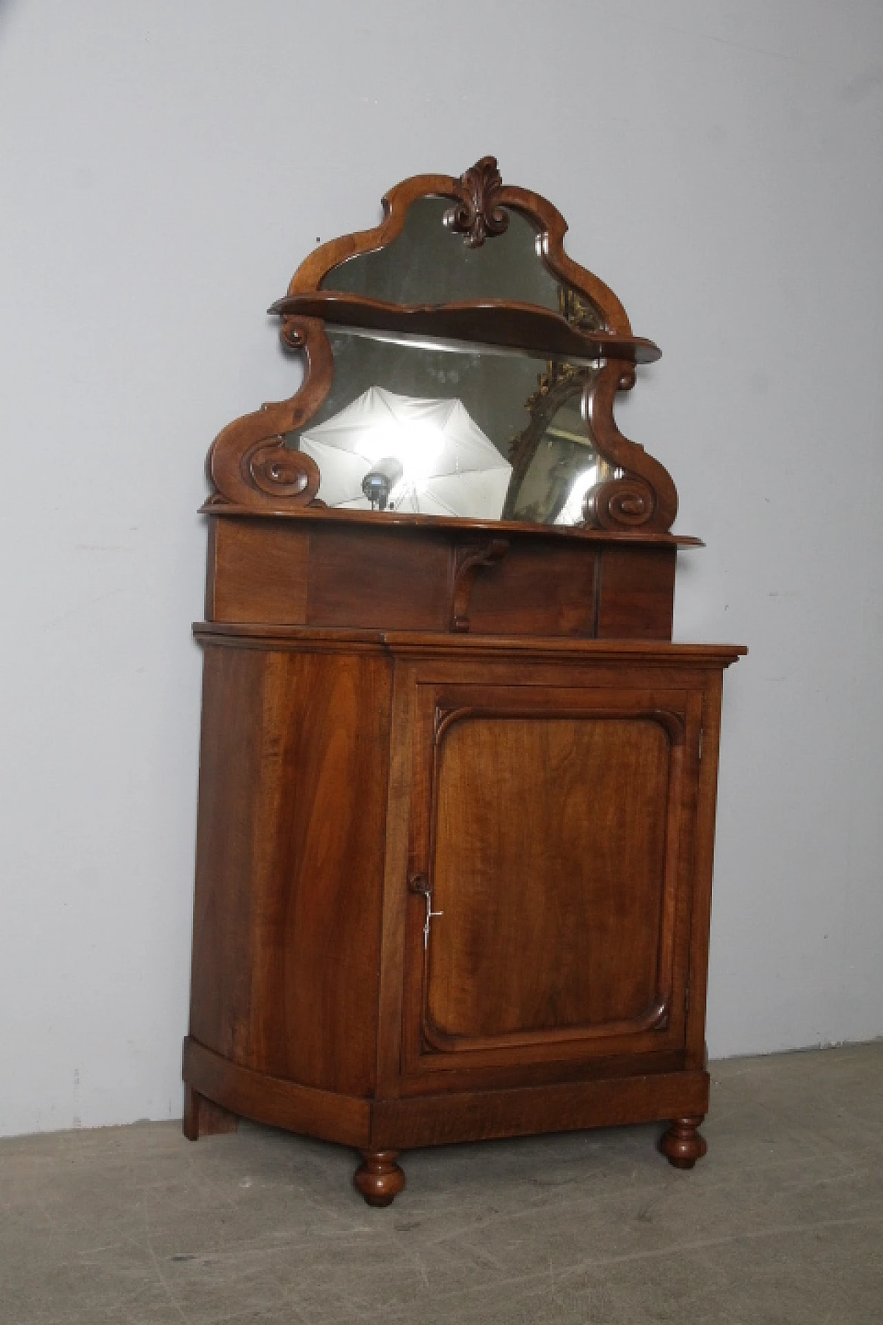 Credenza Luigi Filippo in noce massello con alzata e specchio stondato, metà '800 3