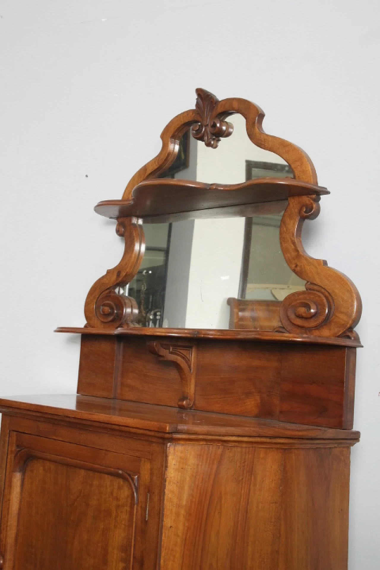 Credenza Luigi Filippo in noce massello con alzata e specchio stondato, metà '800 10