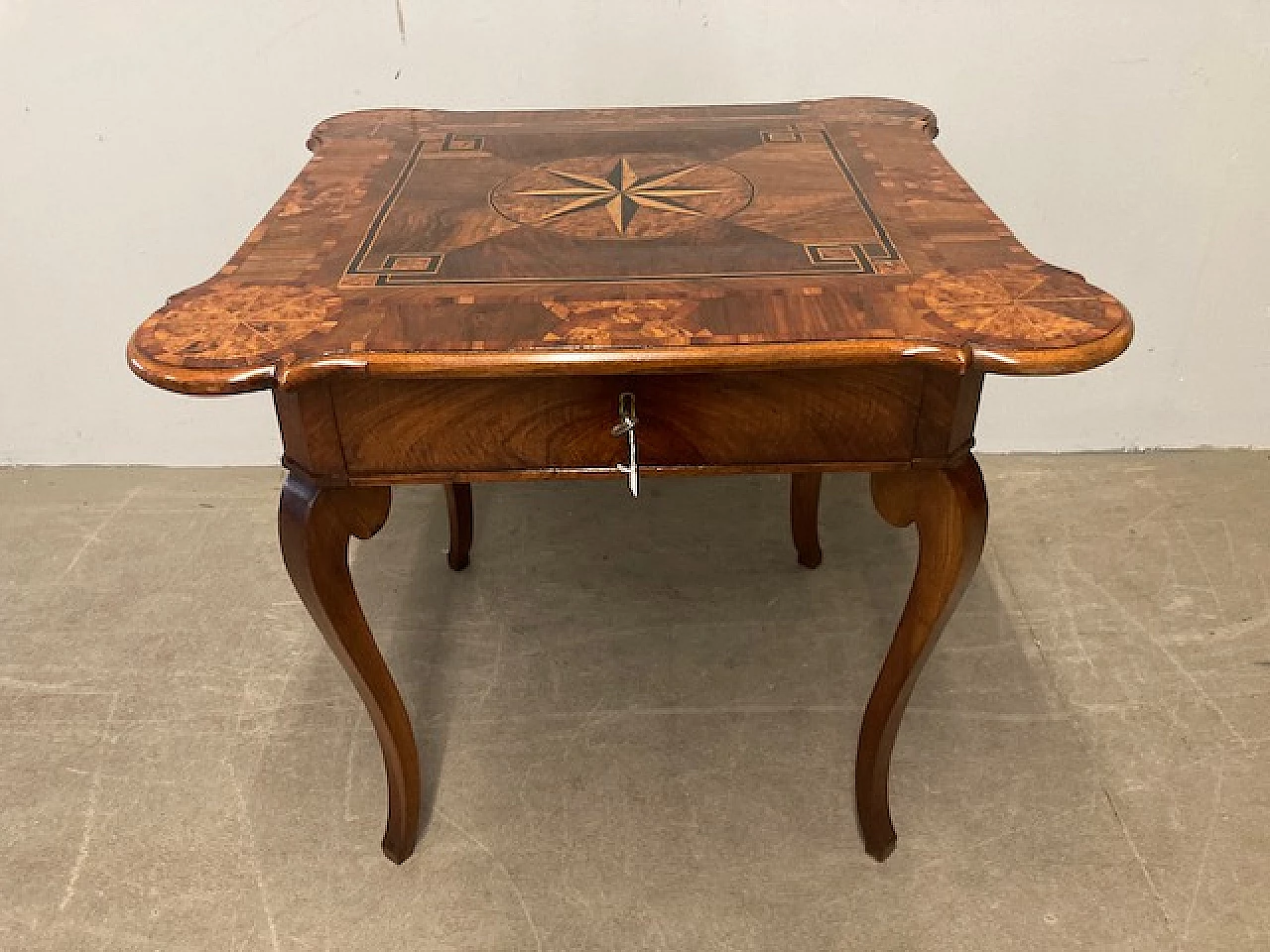 Rolo inlaid wood game table, late 18th century 2