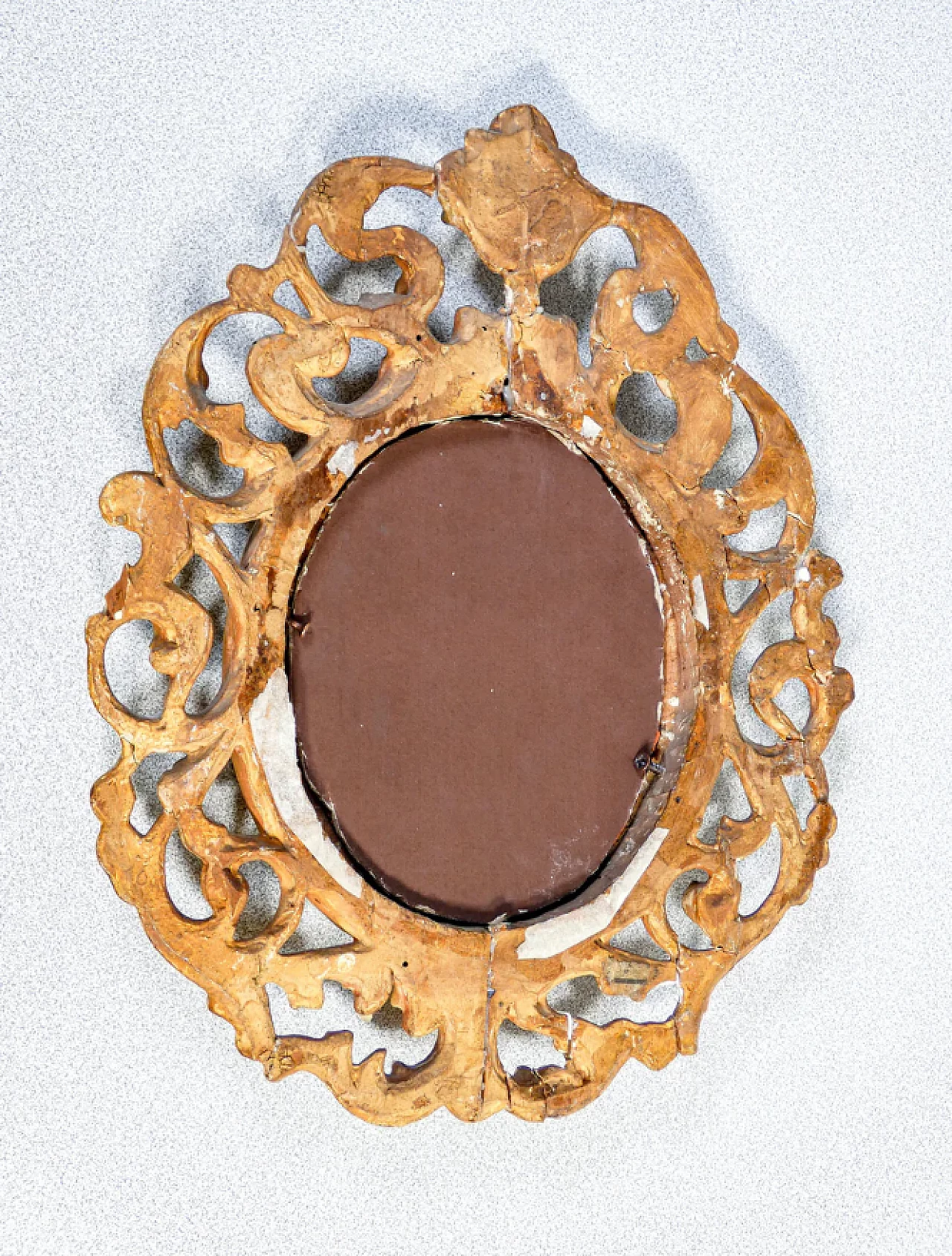 Carved wooden mirror gilded with gold leaf, 18th century 7